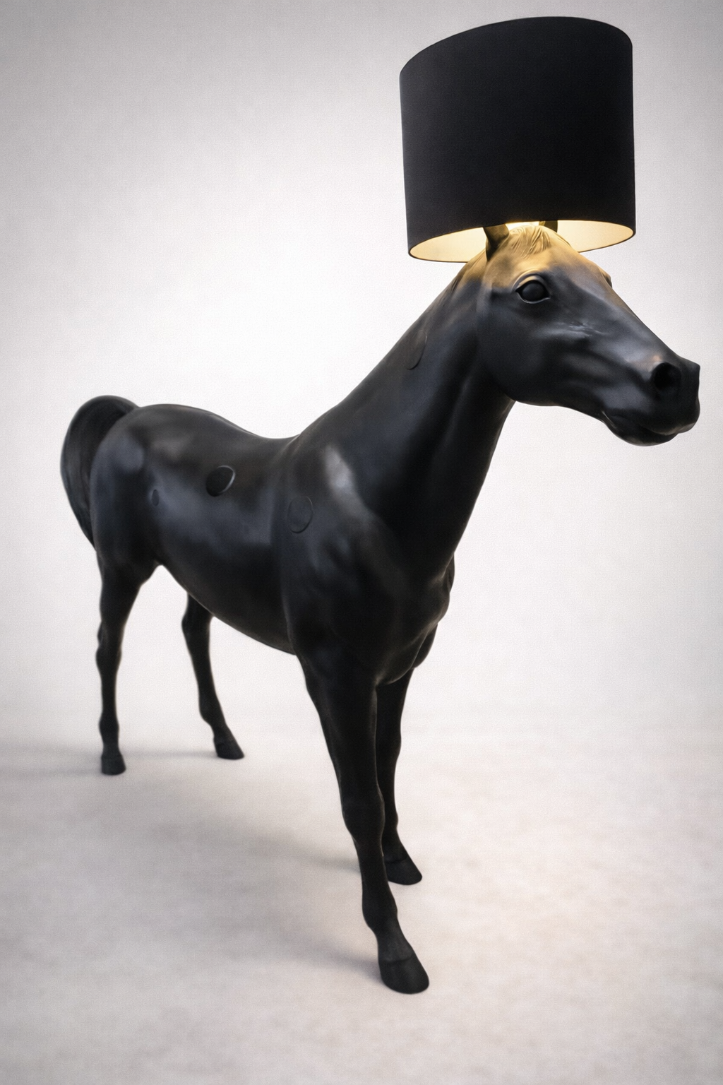 SELT / SOLD - Moooi Horse Lamp í fullri hestastærð 6