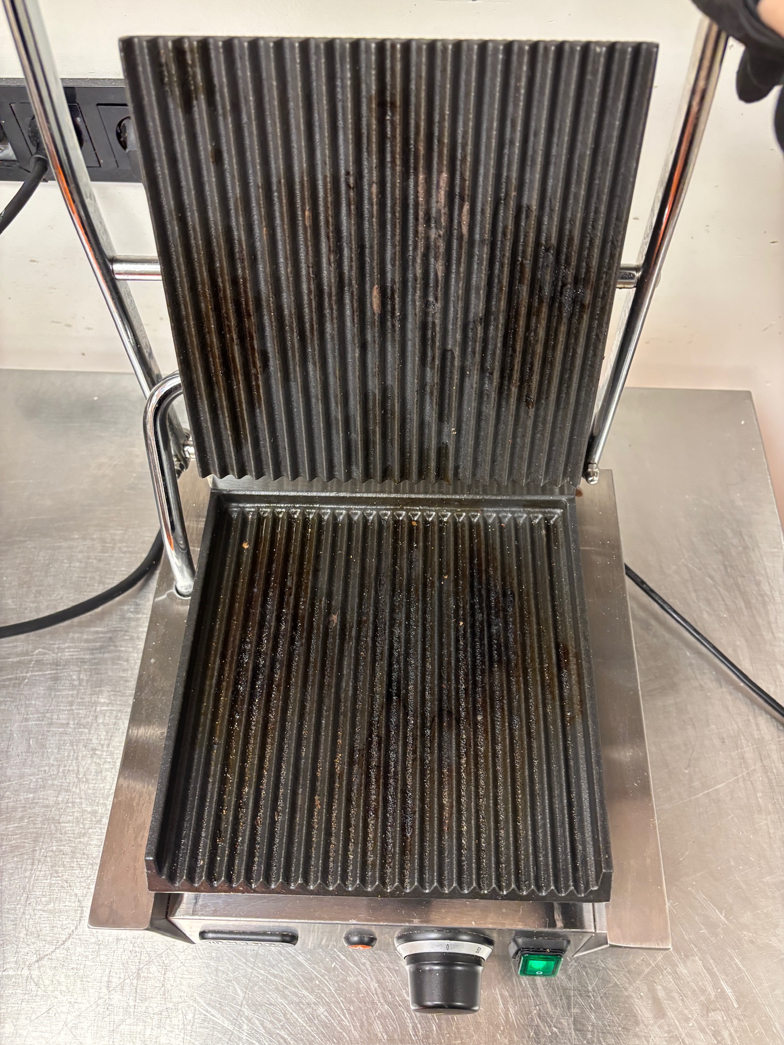 SELT / SOLD Hendi samlokugrill 3