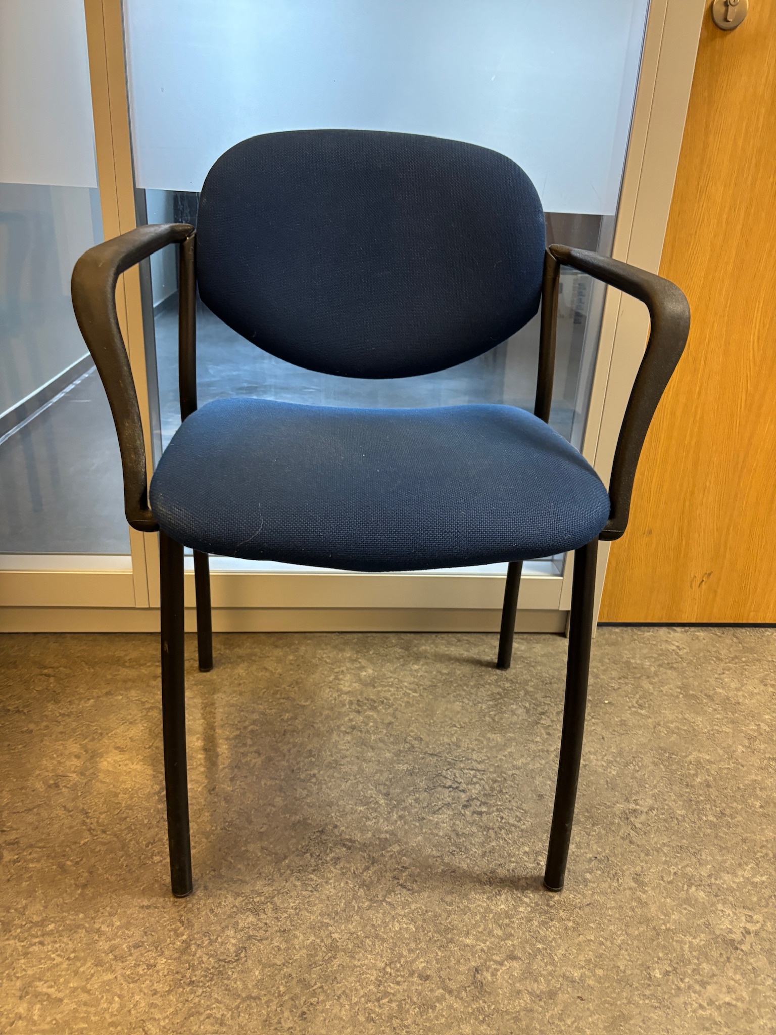 SELT / SOLD Sterkbyggðir plast stólar með tausetu, staflanlegir 3