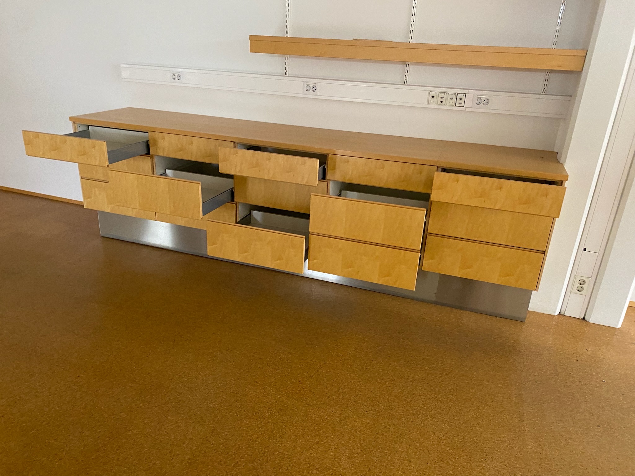 SELT / SOLD Skápainnrétting, B308 x D61 x H90 sm. 7