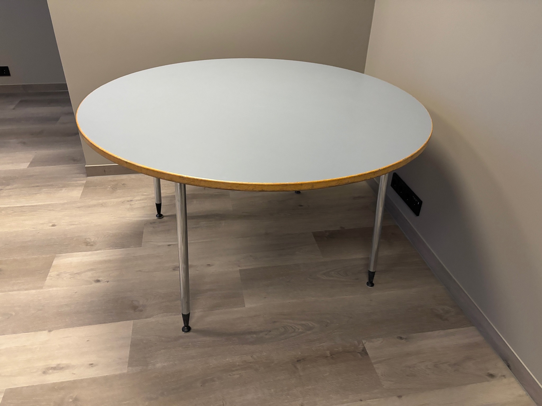 SELT / SOLD Kusch fellihringborð, L130 x B130 x H72,5 sm.
