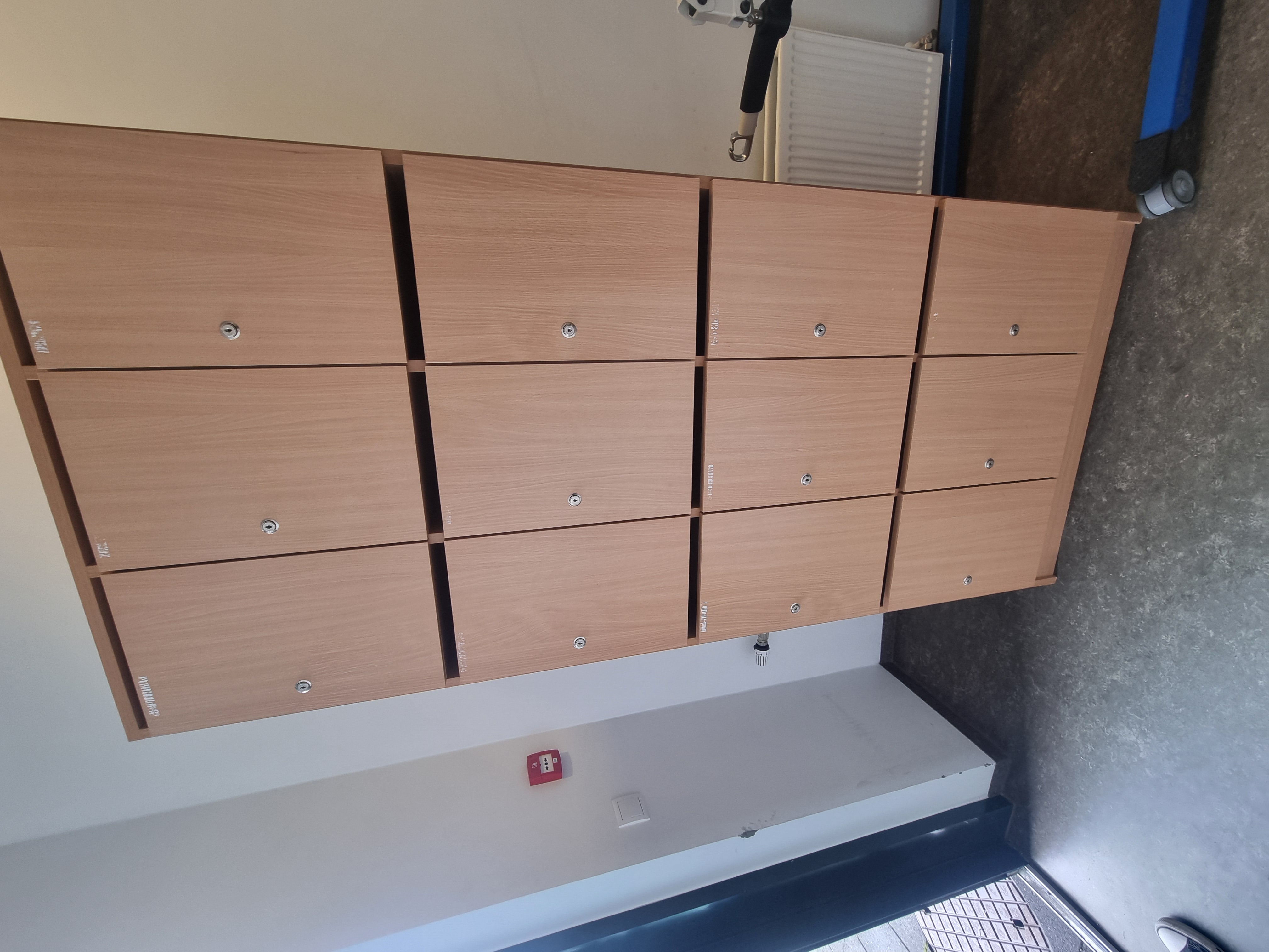 SELT / SOLD Hólfaskápur - starfsmannaskápur 12 hólf 3