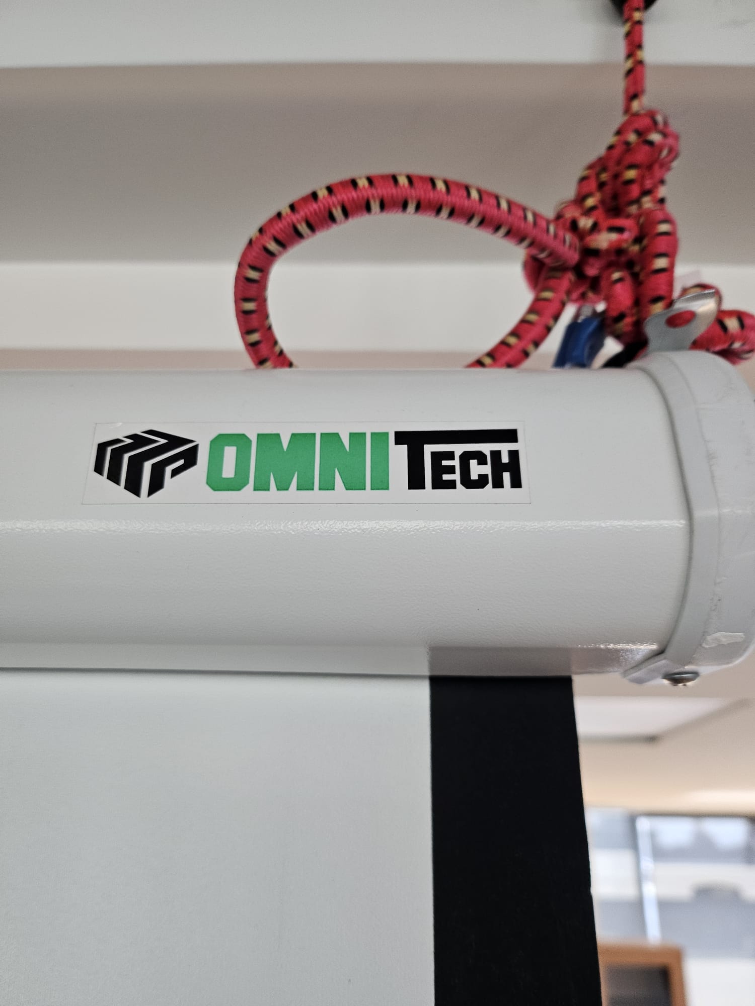 SELT / SOLD OmniTech rafdrifið sýningartjald, B244xH160sm. 2