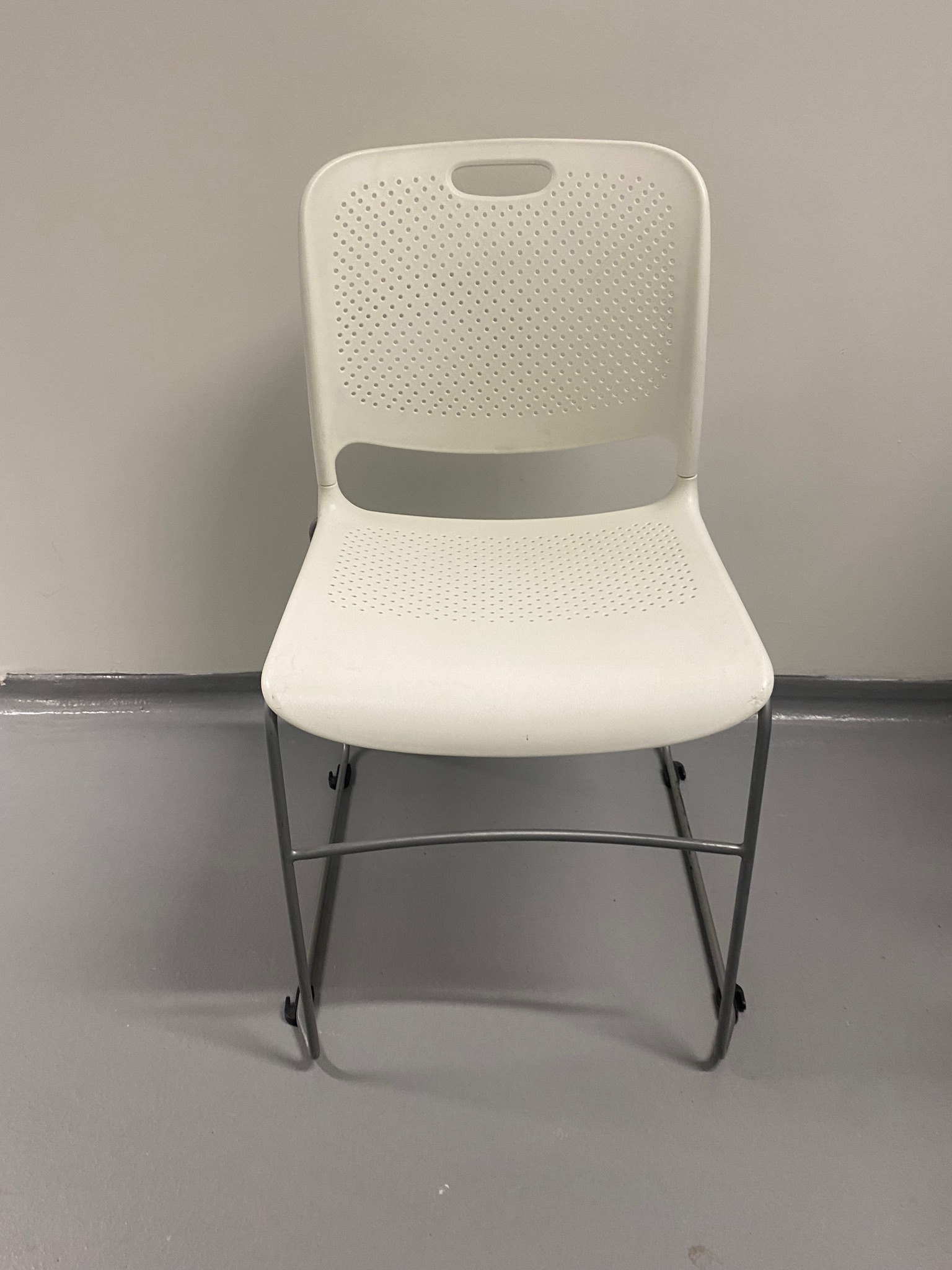 SELT / SOLD Stílhreinir eldhússtólar hvítir - staflanlegir 4