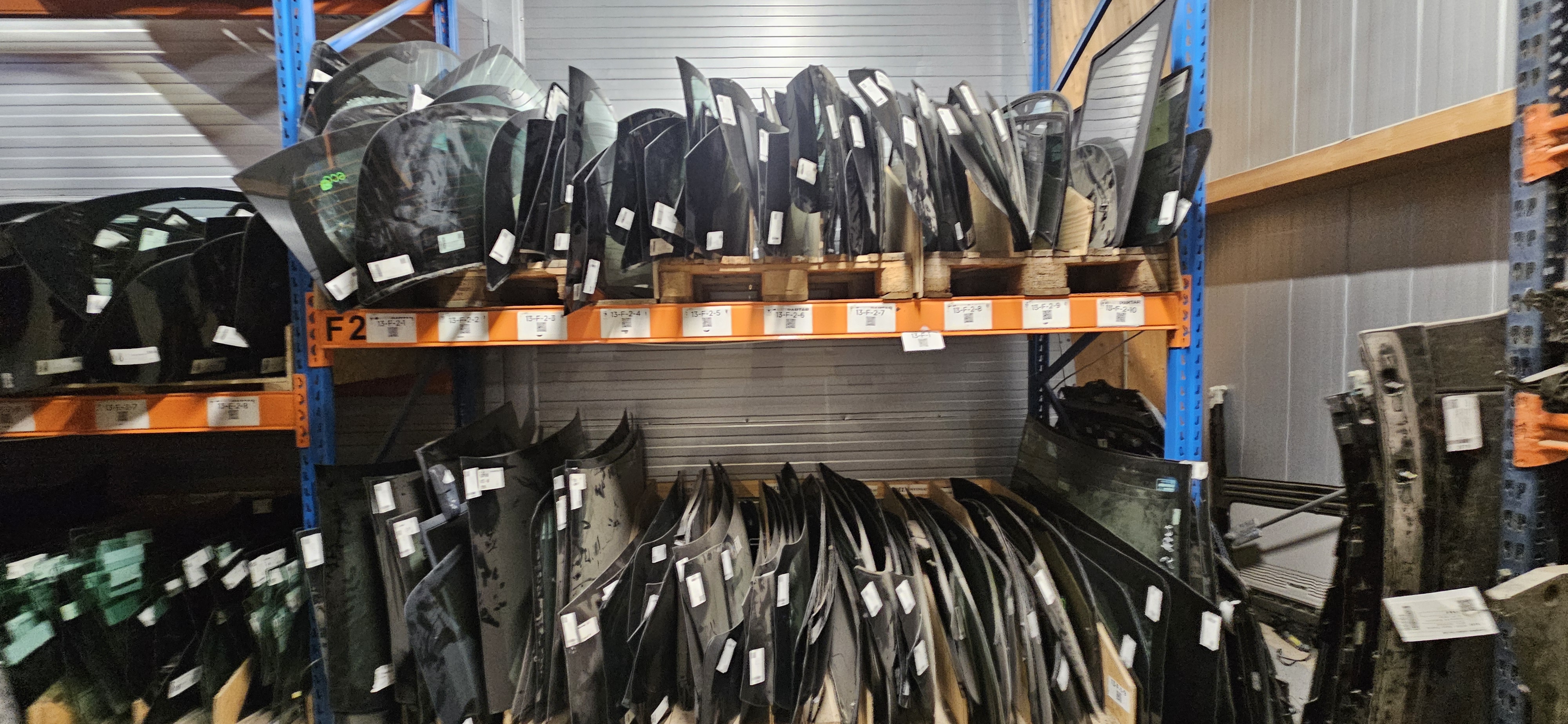 SELT / SOLD - Brettarekkar, H480sm x B270 x D110 sm. - 1.000 fm. Selfoss 2