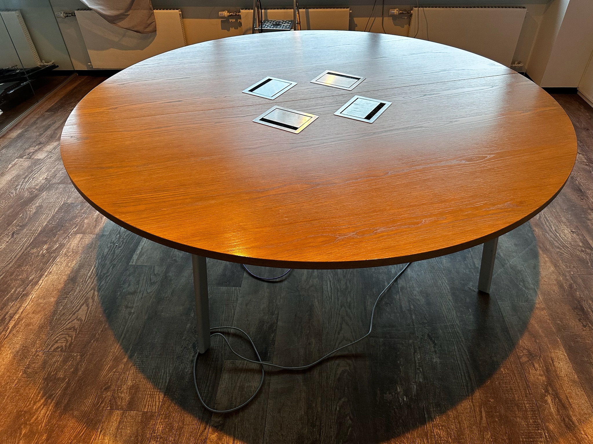 SELT / SOLD Hringborð / fundarborð, 8 manna, Ø220 x H73 sm. 4