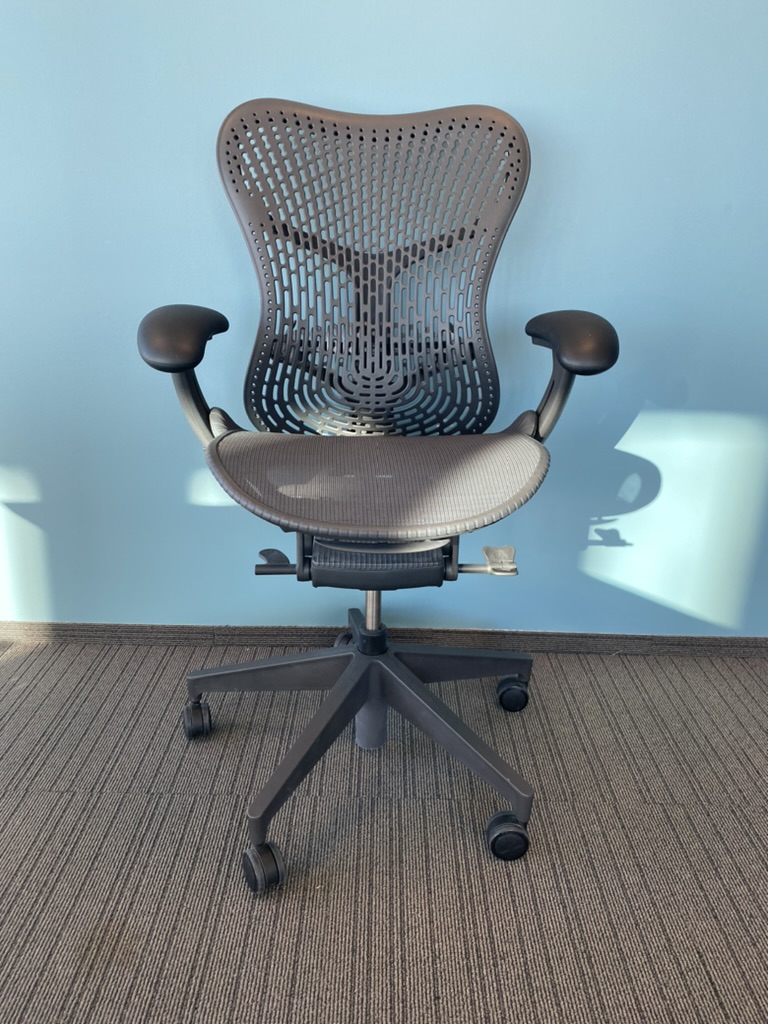 SELT / SOLD Herman Miller Mirra 2 frá Pennanum, sem nýir