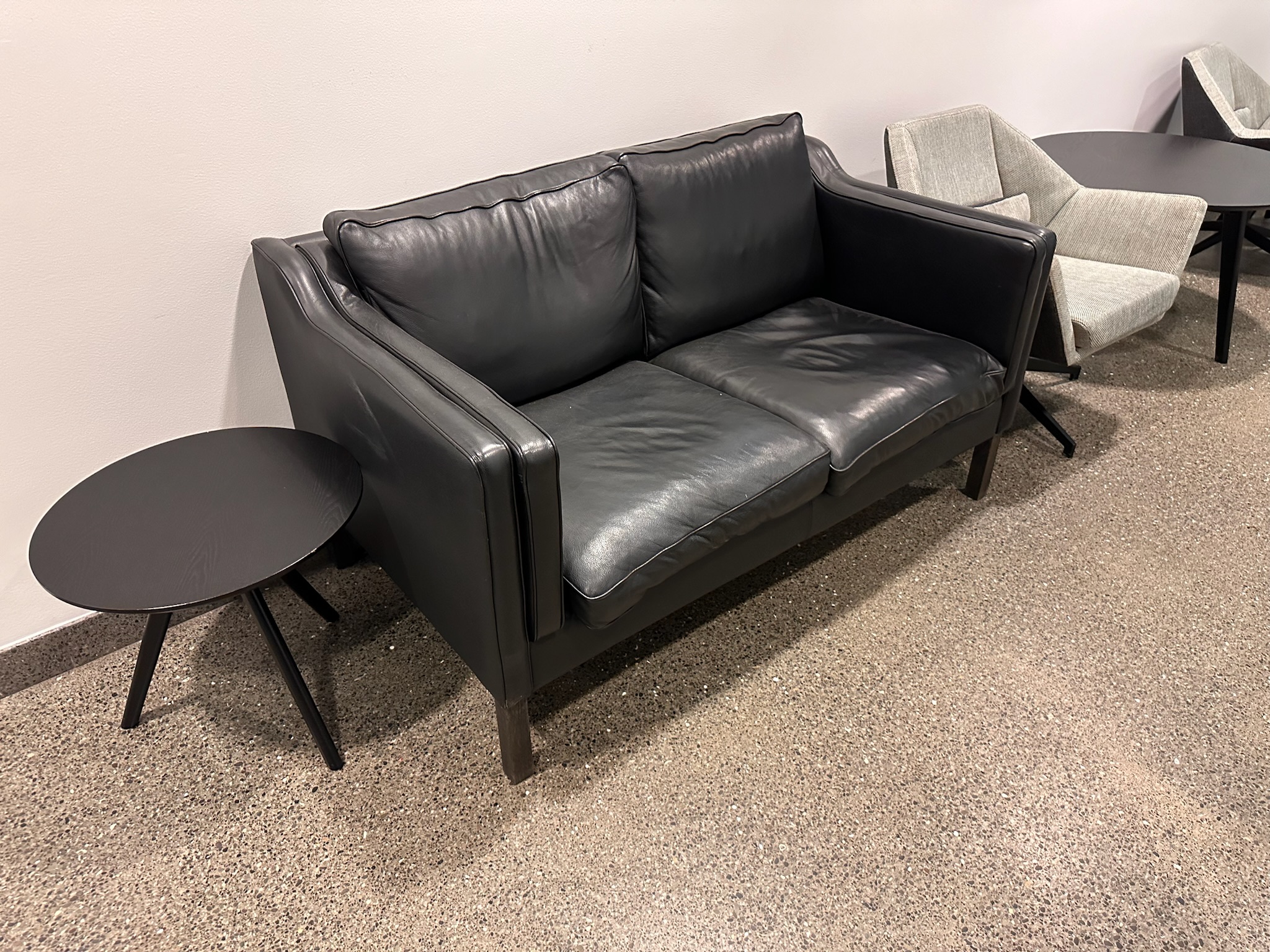 SELT / SOLD Vandaður leðursófi - 2gja sæta