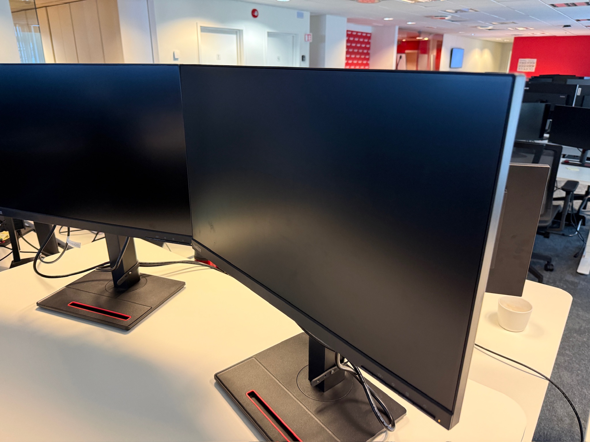 SELT / SOLD Lenovo ThinkVision tölvuskjár, 23,8", 2560x1440p - PLAY 3