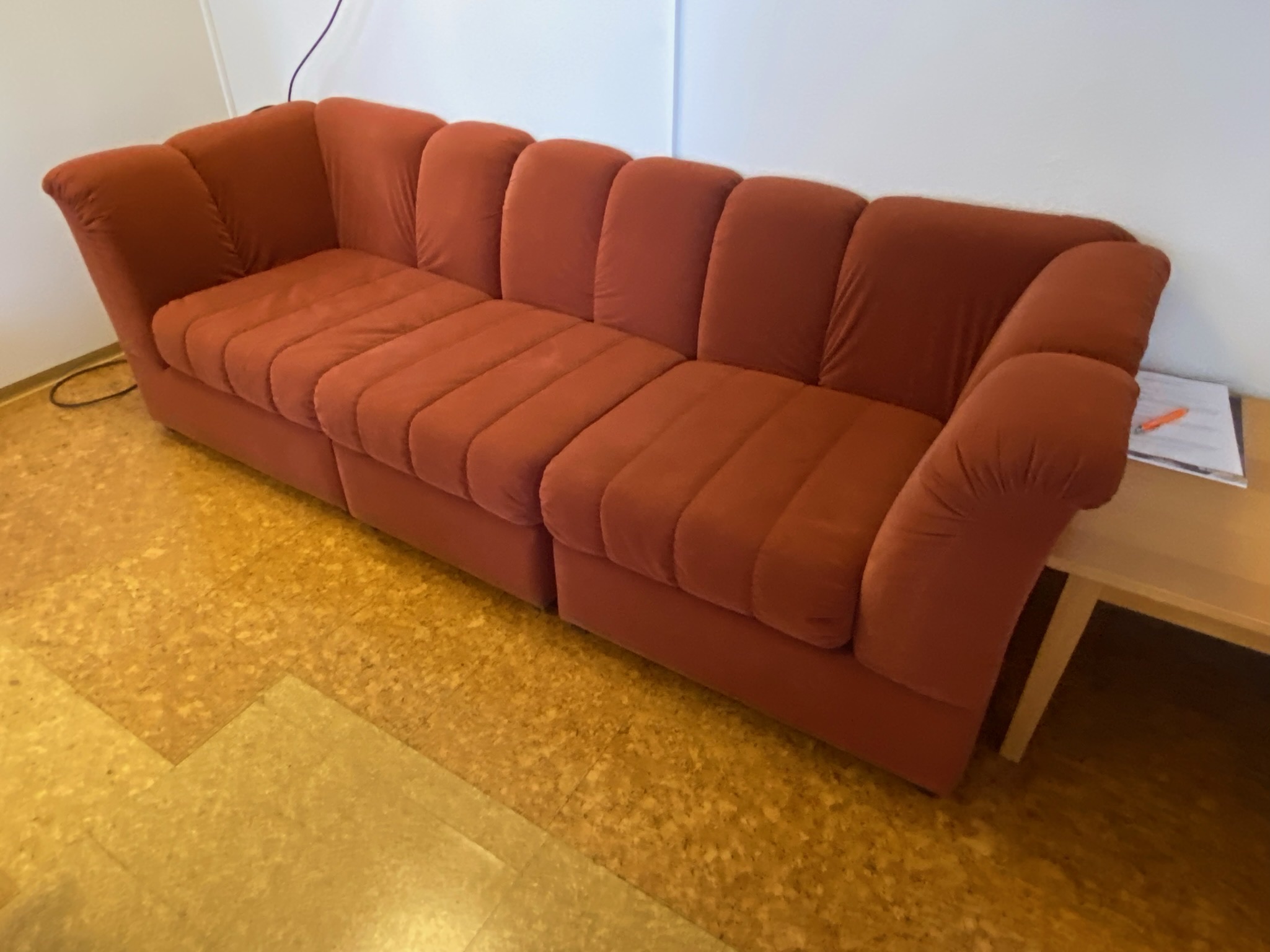 SELT / SOLD Velvet sófi rauður 3ja manna