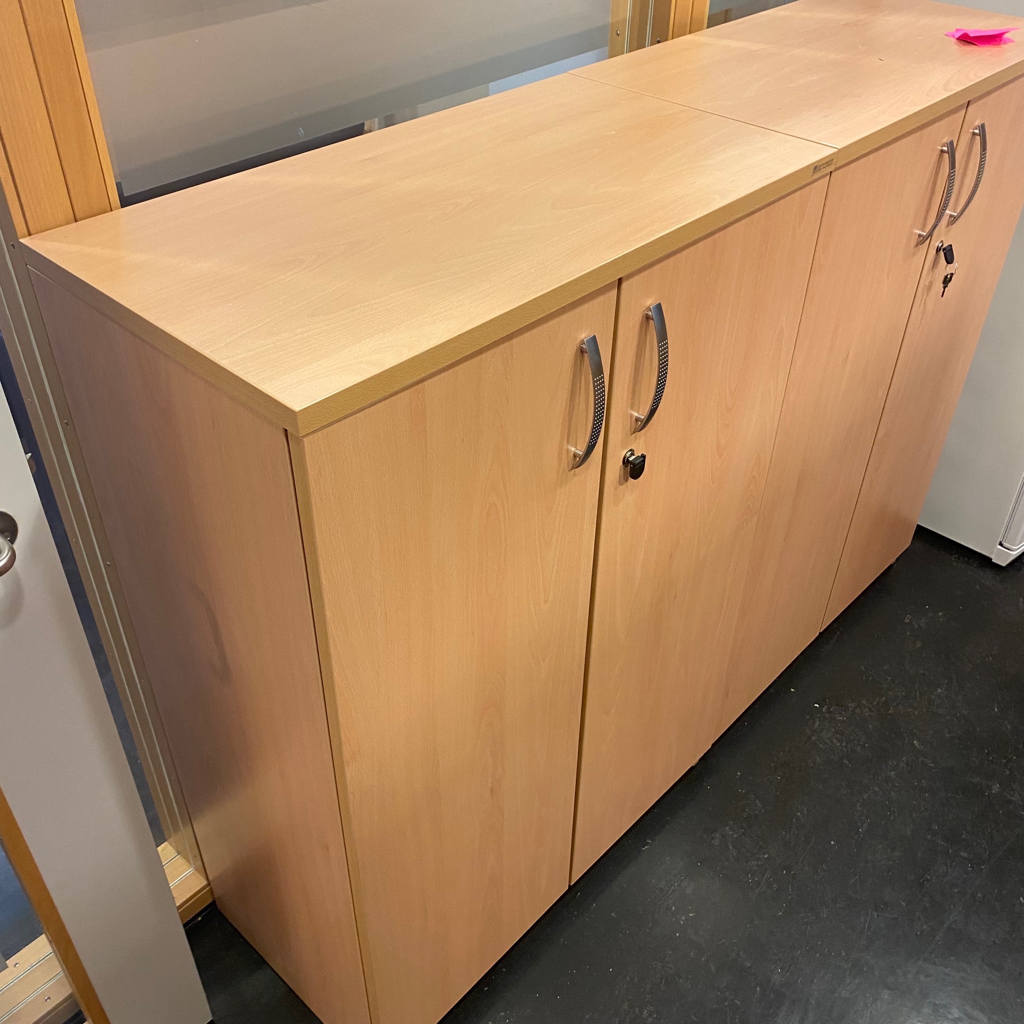 SELT / SOLD Læsanlegur skrifstofuskápur frá E.G, H118 x B80 x D43 sm.