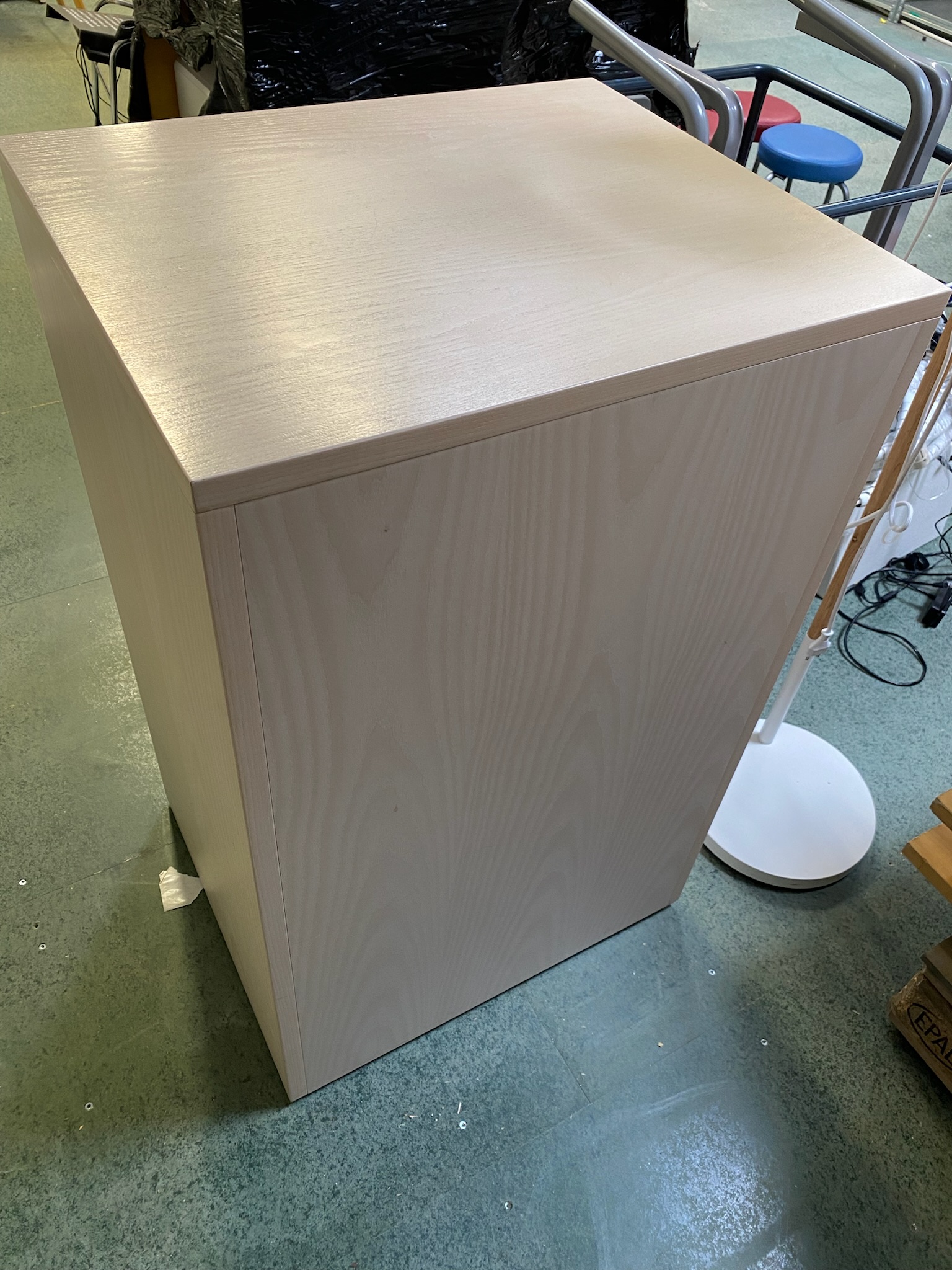 SELT / SOLD Skrifstofuskenkur H96 m.skúffum 2