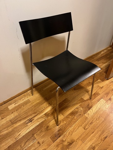 SELT / SOLD Viðarstólar, svartir, staflanlegir