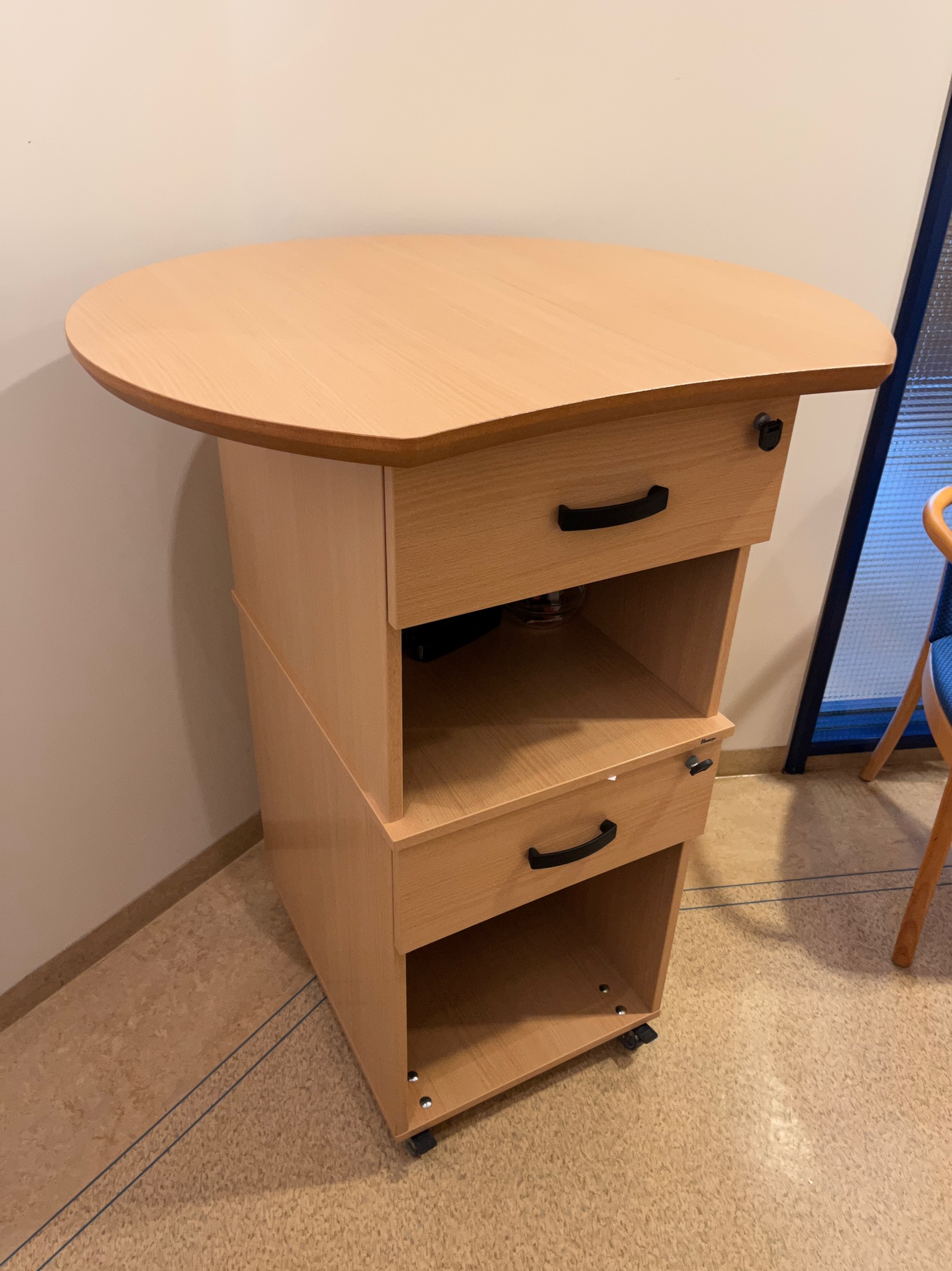 SELT / SOLD Ræðupúlt frá Kinnarps 2