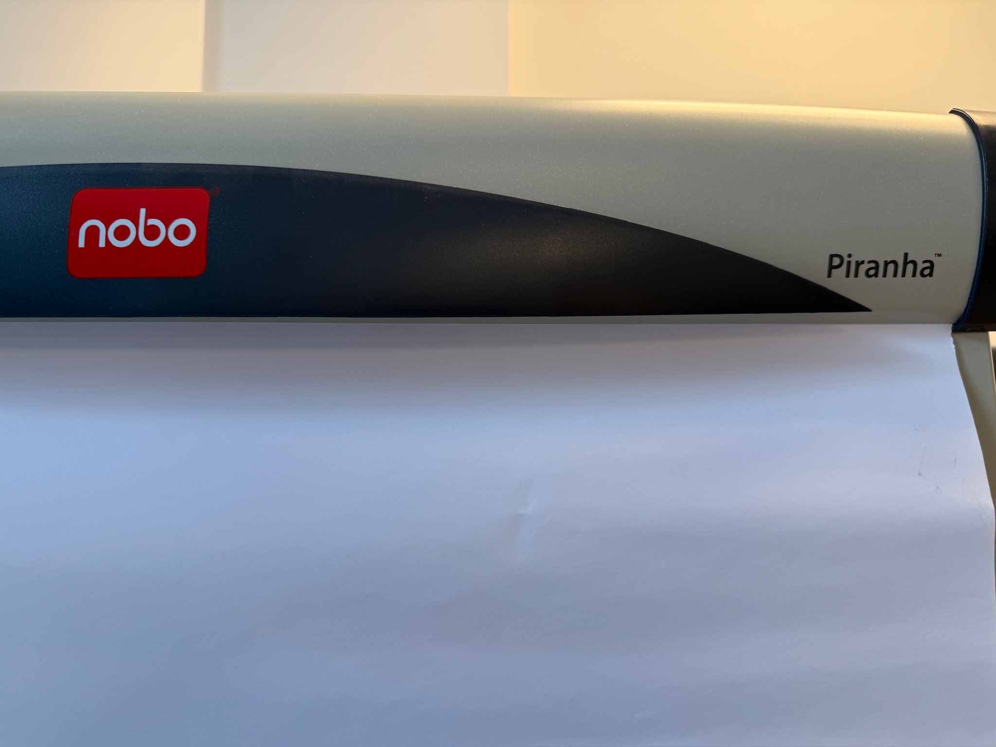 SELT / SOLD Nobo fletti- og tússtafla á hjólum frá A4 5