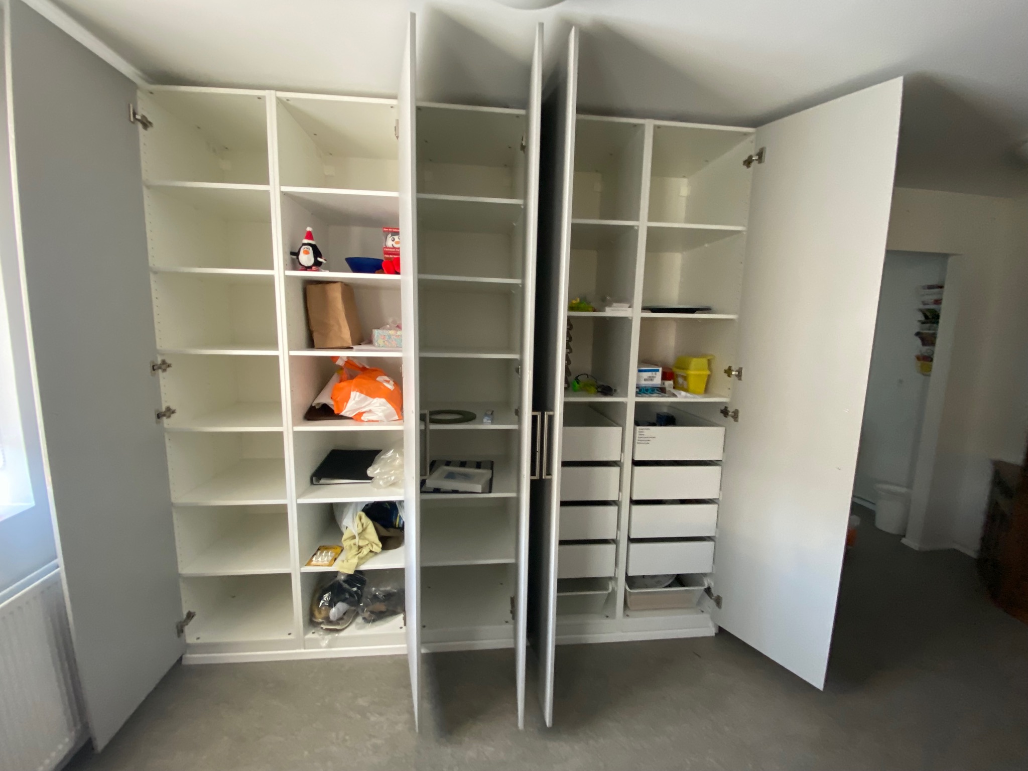 SELT / SOLD - Flott skápainnrétting, H238 x B313 sm. 4