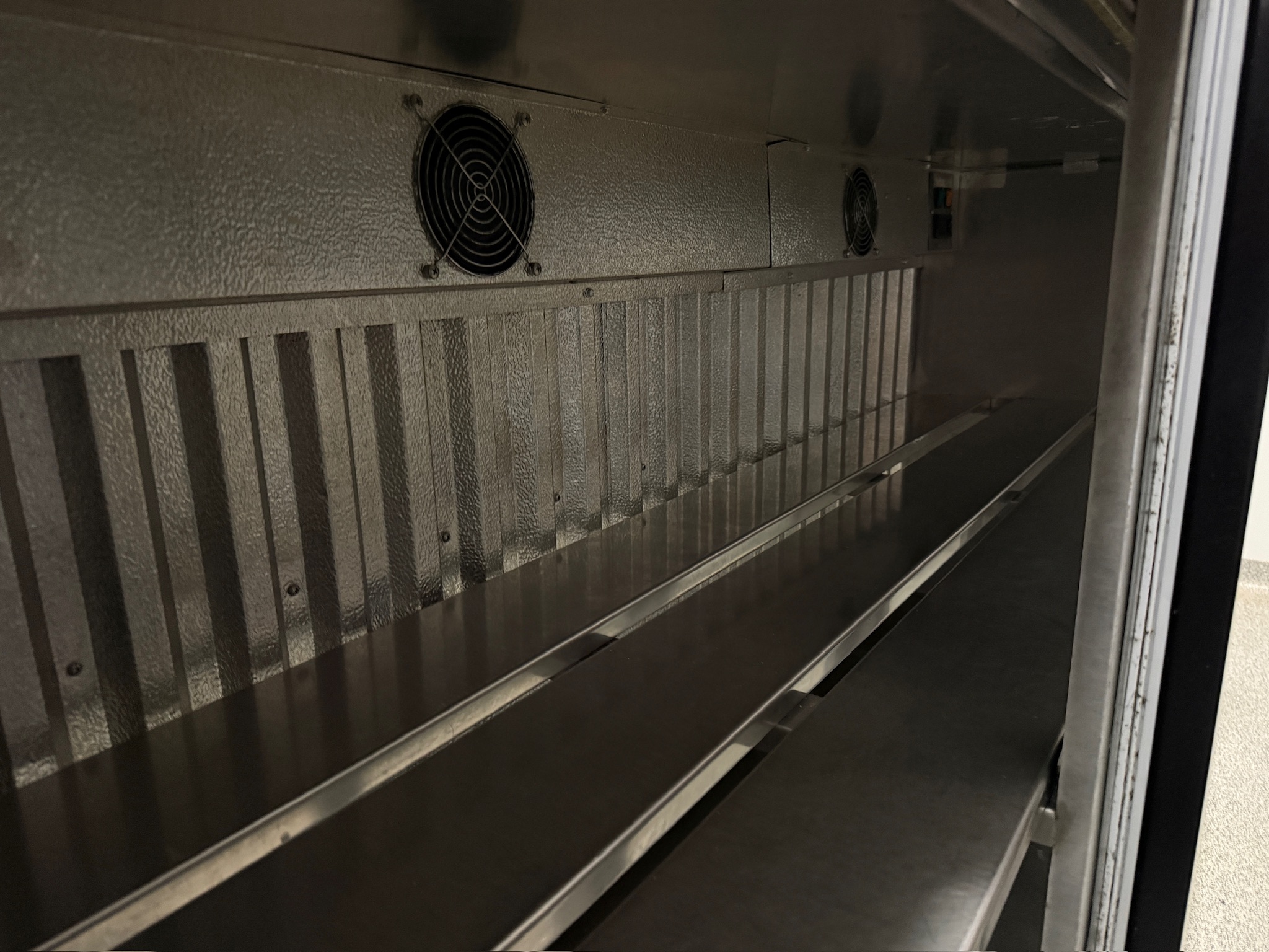 SELT / SOLD Sérsmíðað kæliborð 4