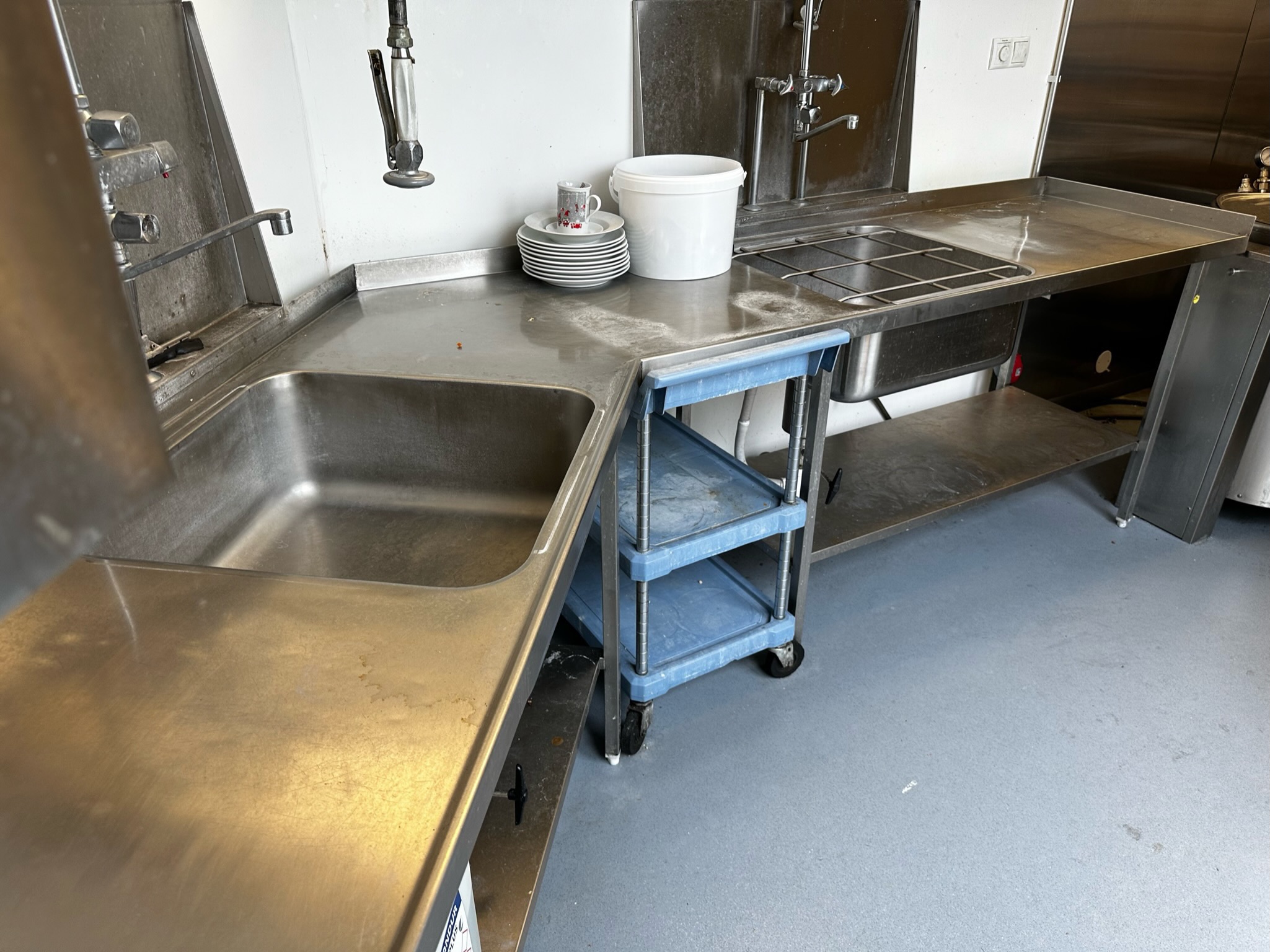SELT / SOLD Stálborð m. 2 blöndunartækjum 3