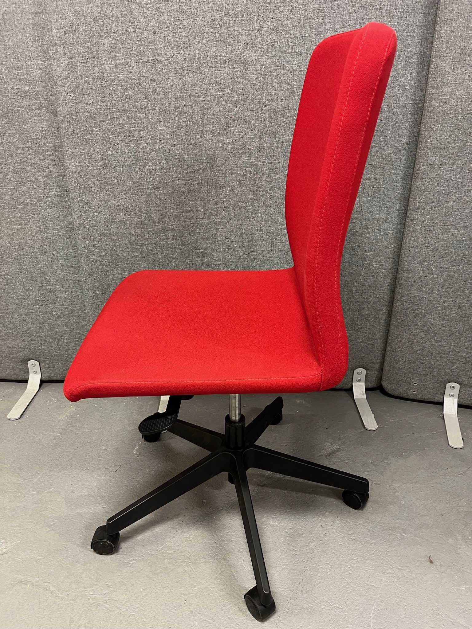 SELT / SOLD Rauður fundarstóll frá Á. Guðmundsson 2