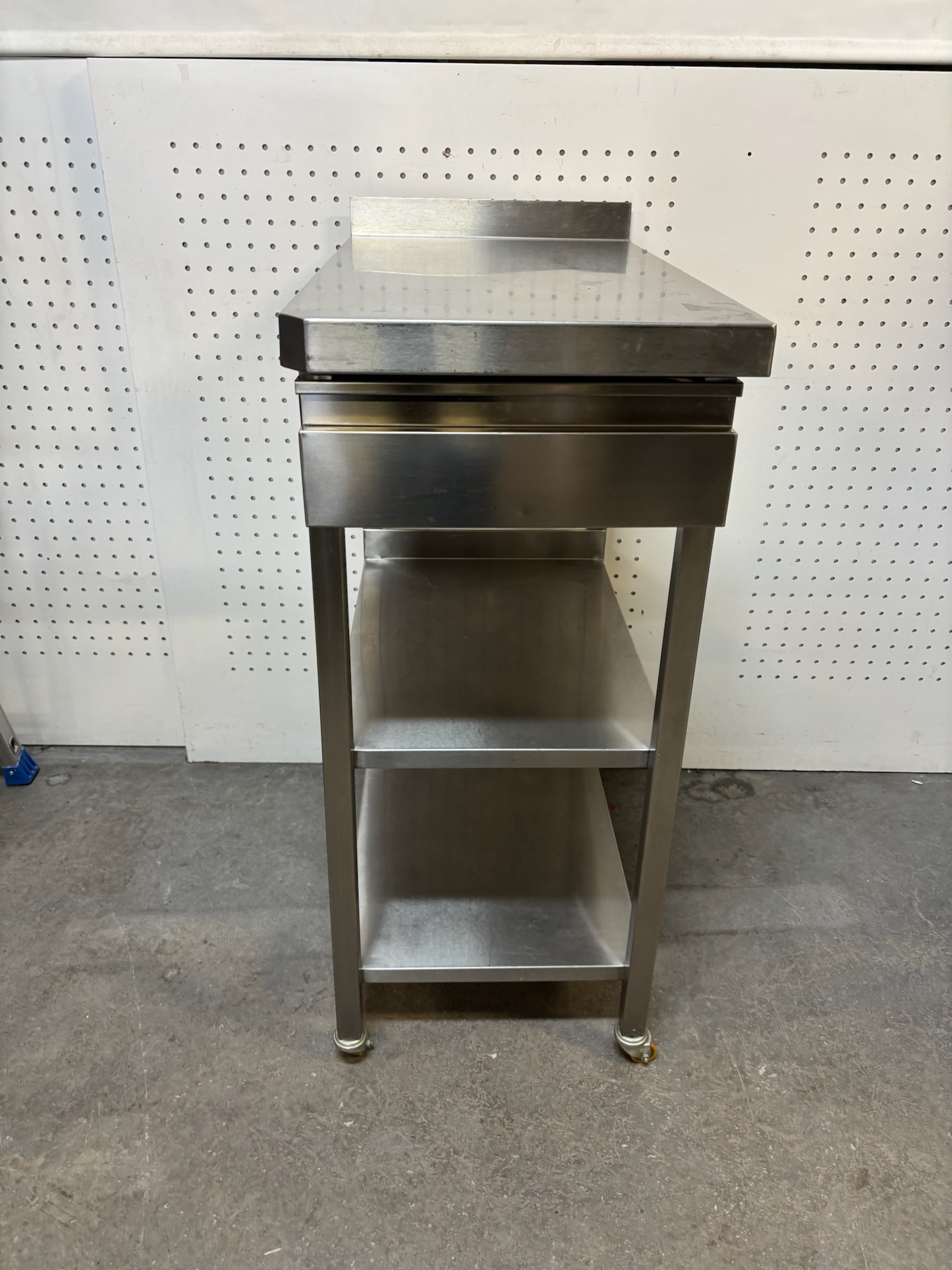 SELT / SOLD Ryðfrítt stálborð á hjólum 3