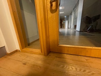 SELT / SOLD Eldvarnarhurð(E-30) með gleri, læsingu og pumpu H240/ B160 sm 5