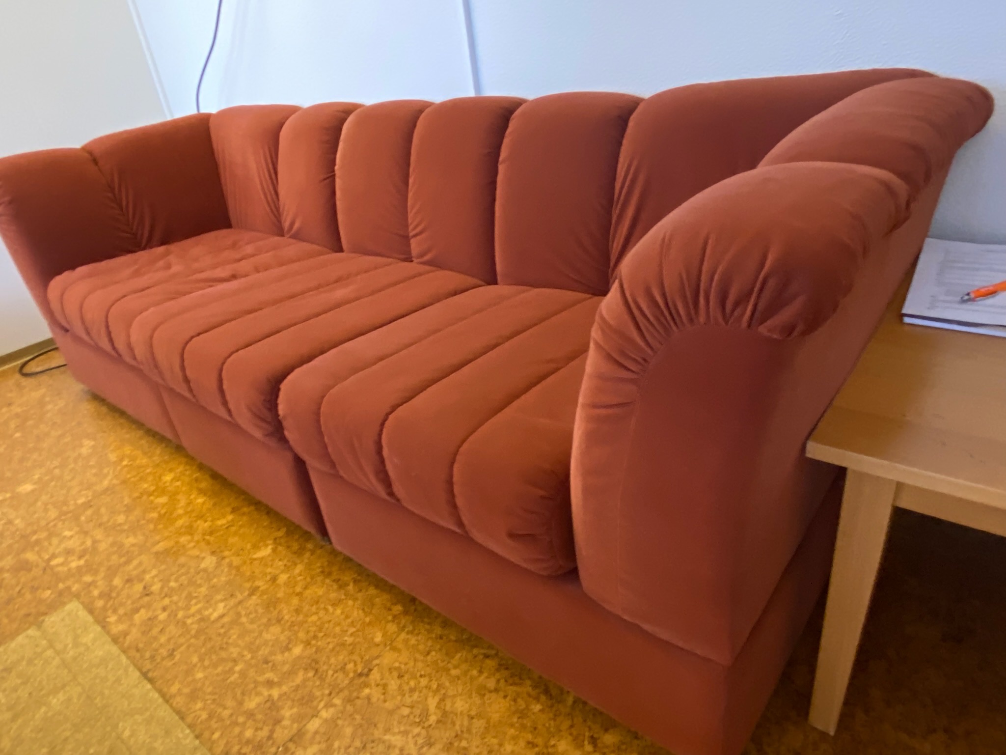 SELT / SOLD Velvet sófi rauður 3ja manna 5