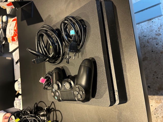 SELT/SOLD PlayStation 4 Slim ásamt fjarstýringu 2