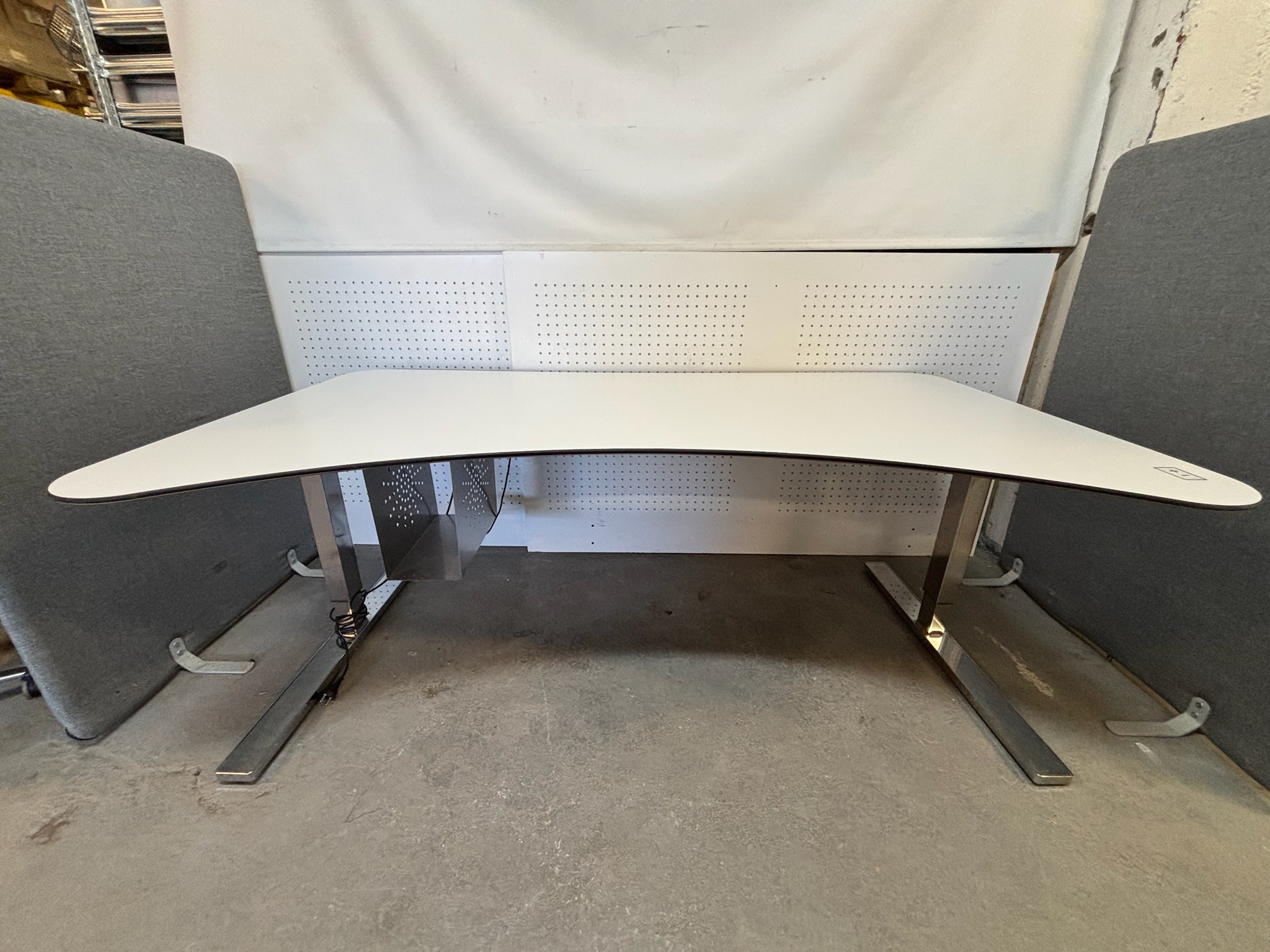 SELT / SOLD Horreds Möbel rafmagnsborð, B200 x D110 sm. 2