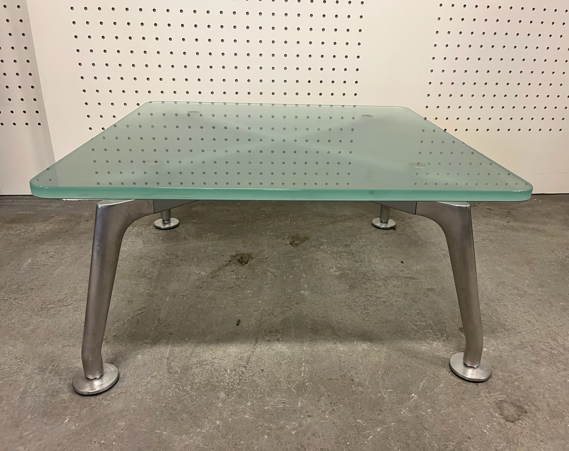 SELT / SOLD Gler stofuborð, B60xD60xH30sm. 2
