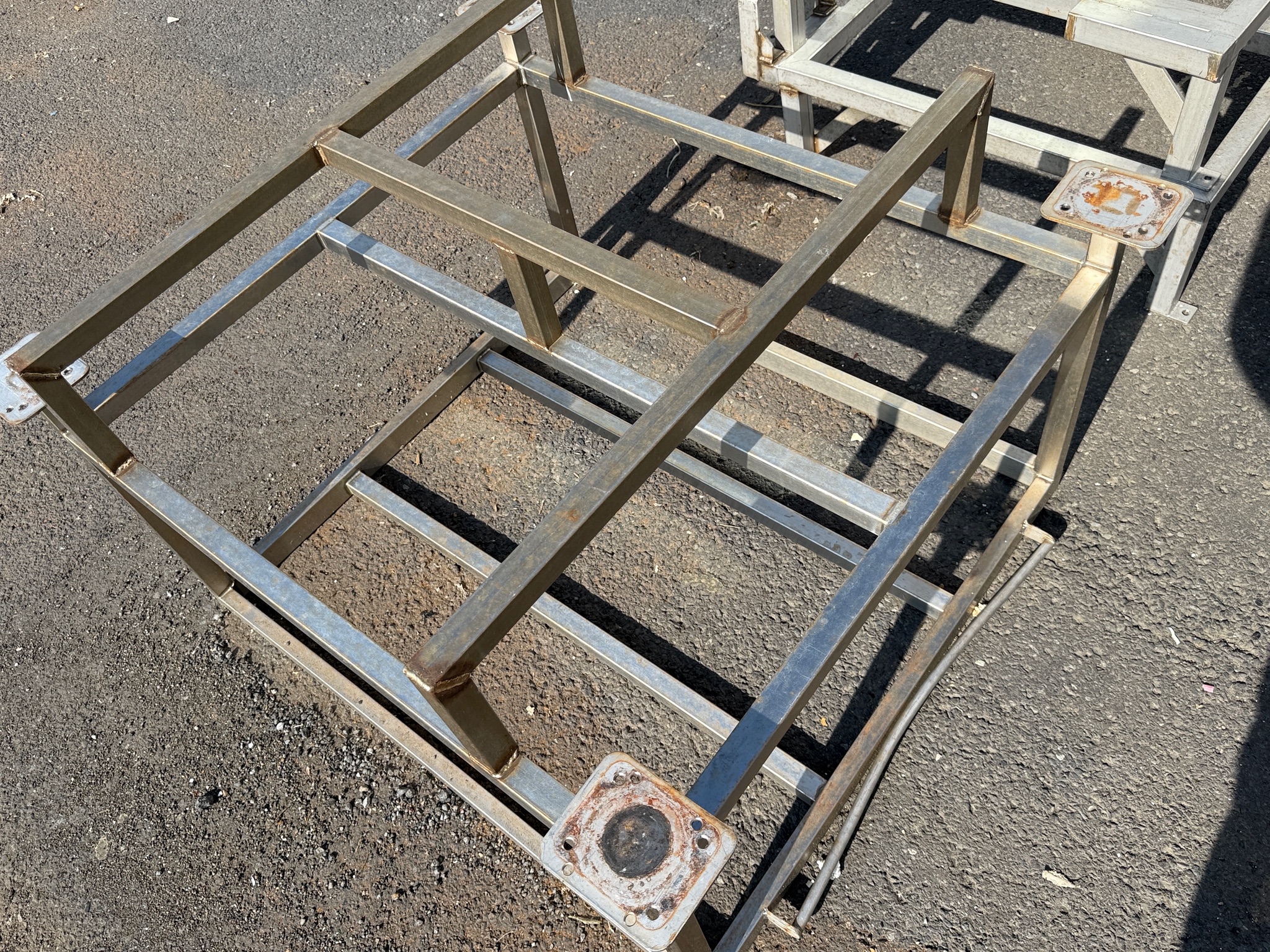 SELT / SOLD Grind ryðfrí L120 x B95 x H30 sm 3