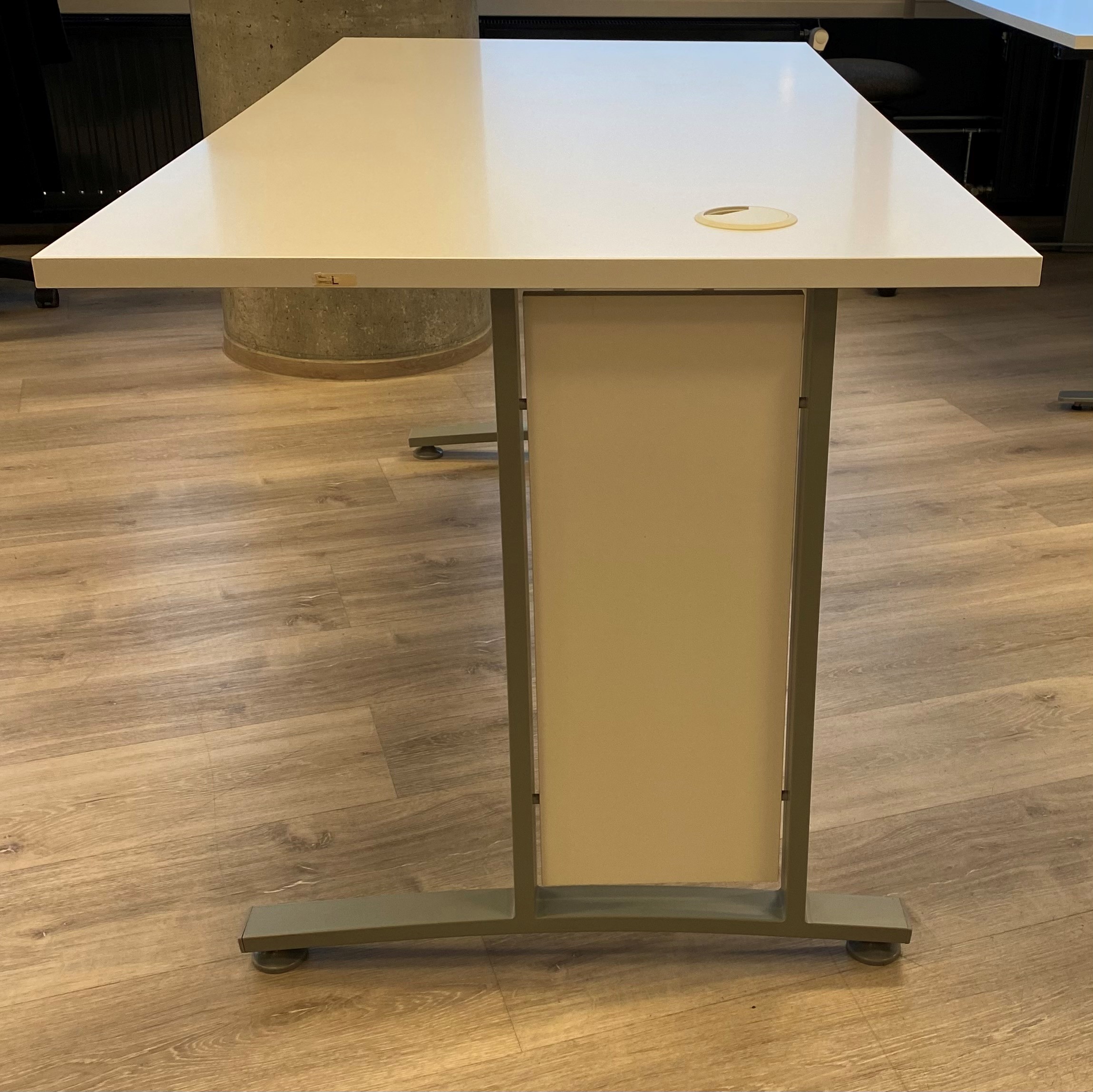 SELT / SOLD Flott skrifborð 5 stk 3