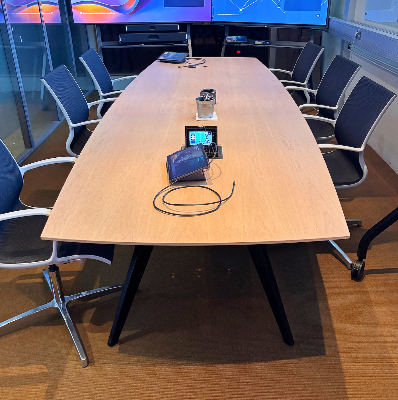 SELT / SOLD Holmris 10 manna fundarborð með Crestron búnaði, L360xB120sm. 2