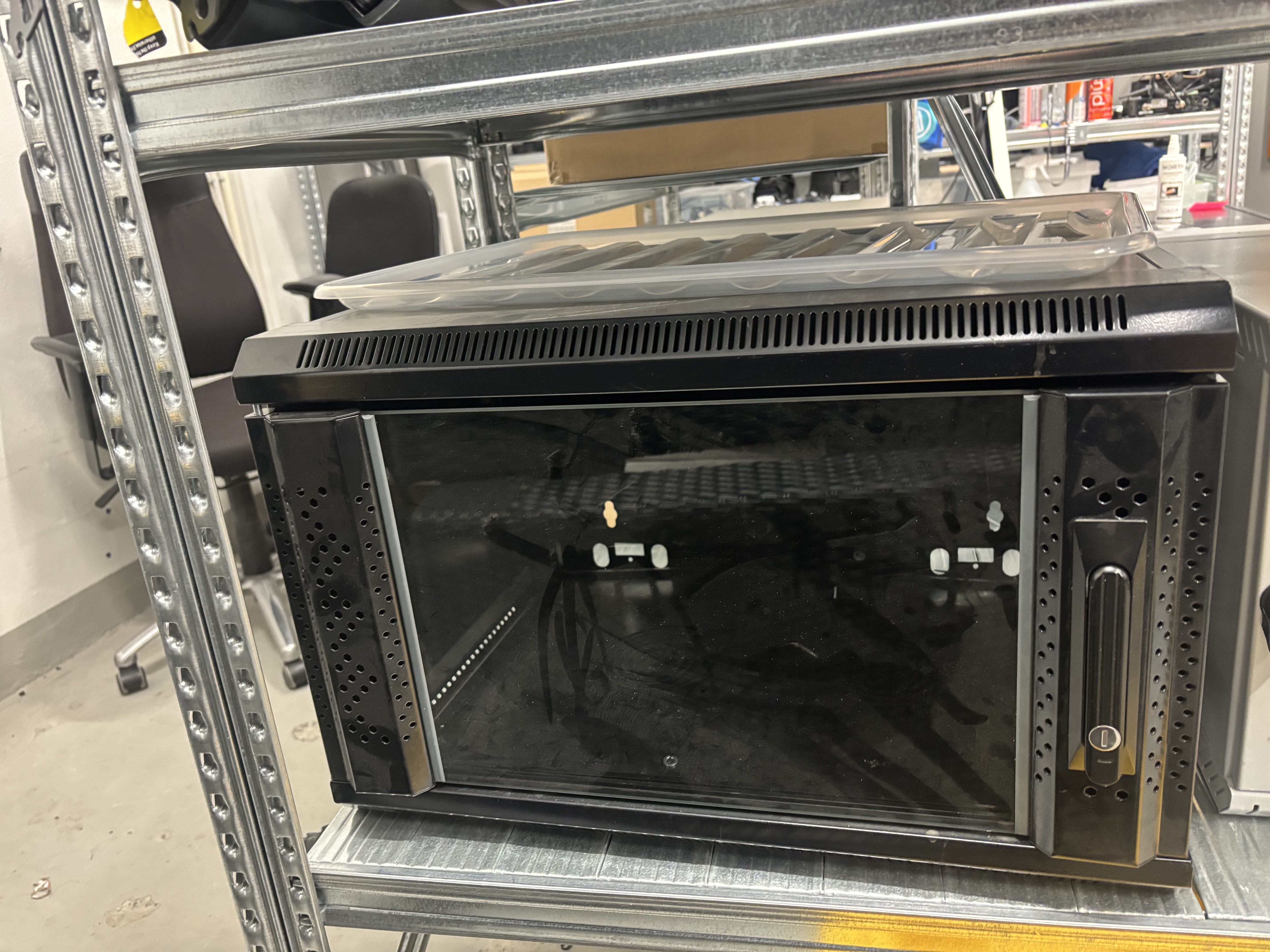 SELT / SOLD Tölvuskápur / serverskápur 2