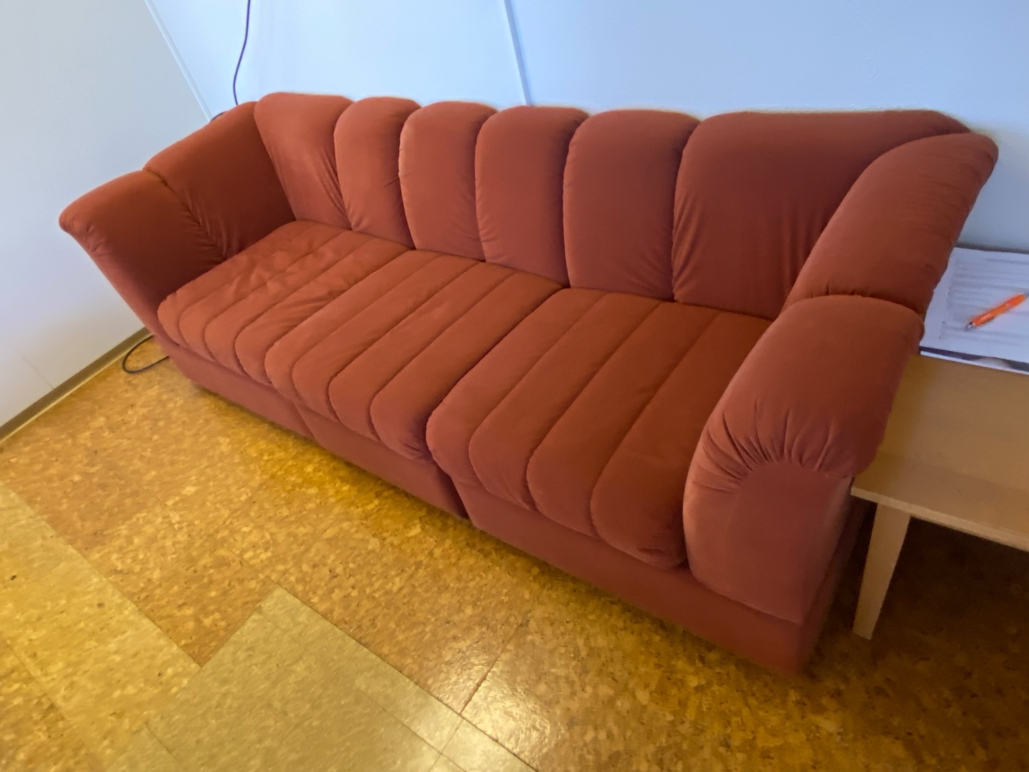 SELT / SOLD Velvet sófi rauður 3ja manna 4