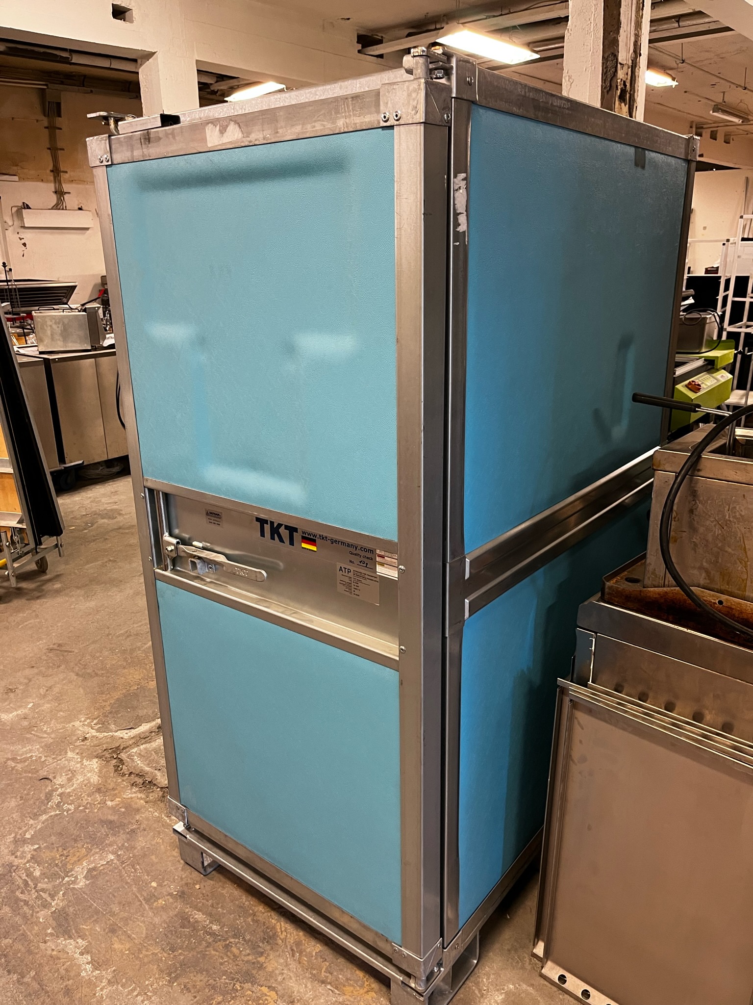SELT / SOLD TKT Germany E-1000 kælibox (2020)