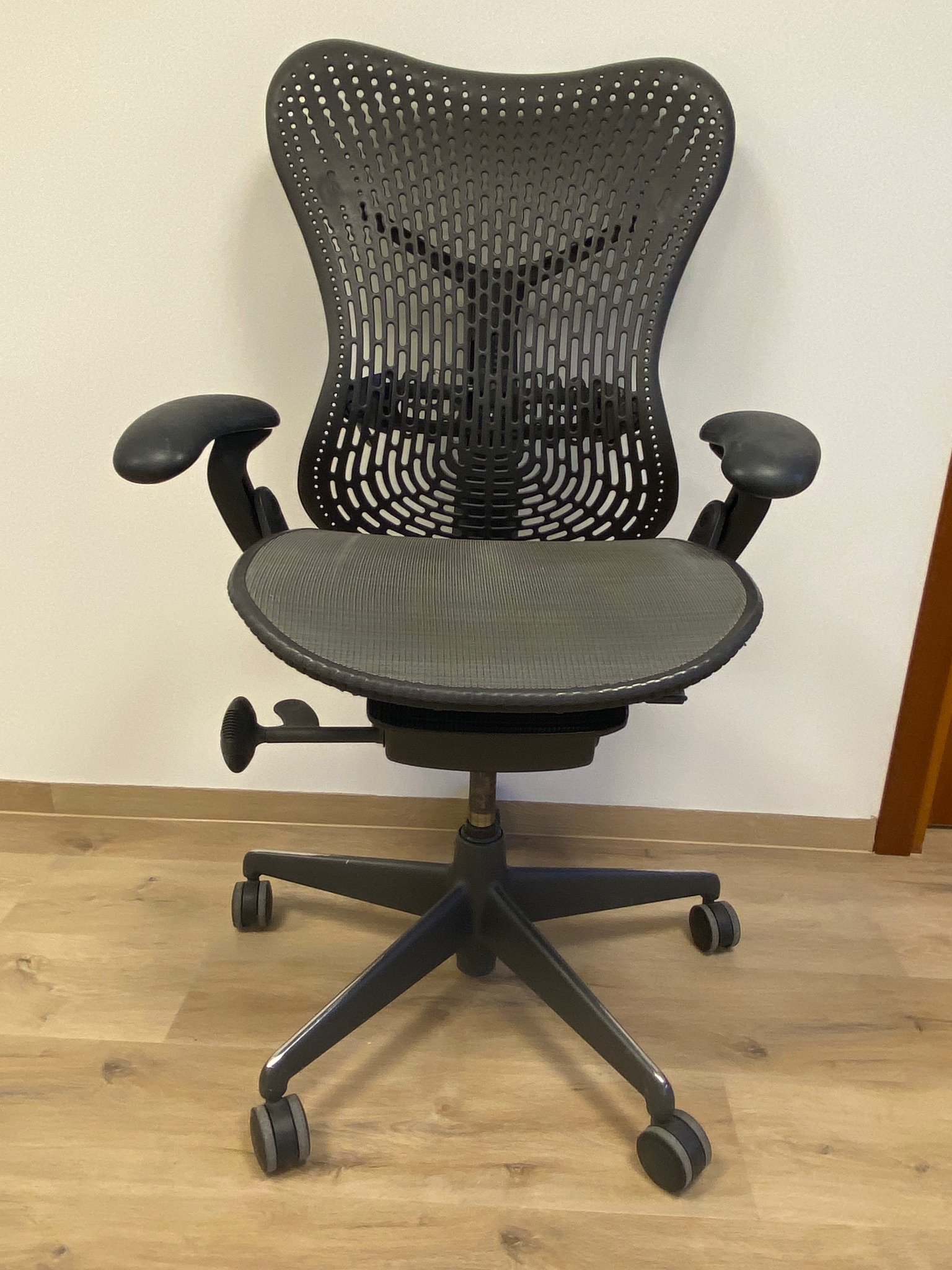 SELT / SOLD - Herman Miller Mirra