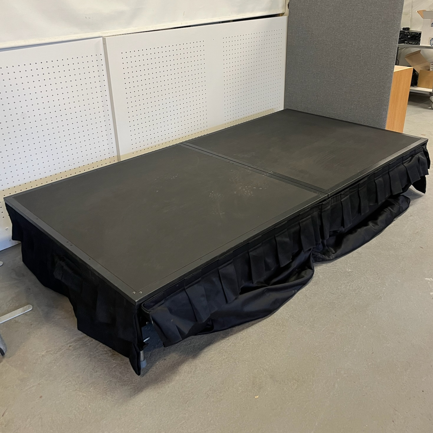 SELT / SOLD Fellanlegt svið á hjólum, B244xD122sm.