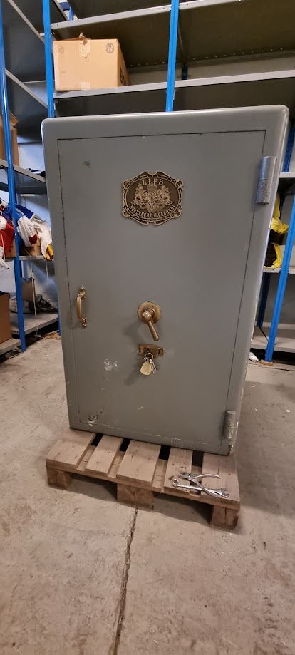 SELT / SOLD - Flottur retro verðmætaskápur - peningaskápur - byssuskápur 130 sm.