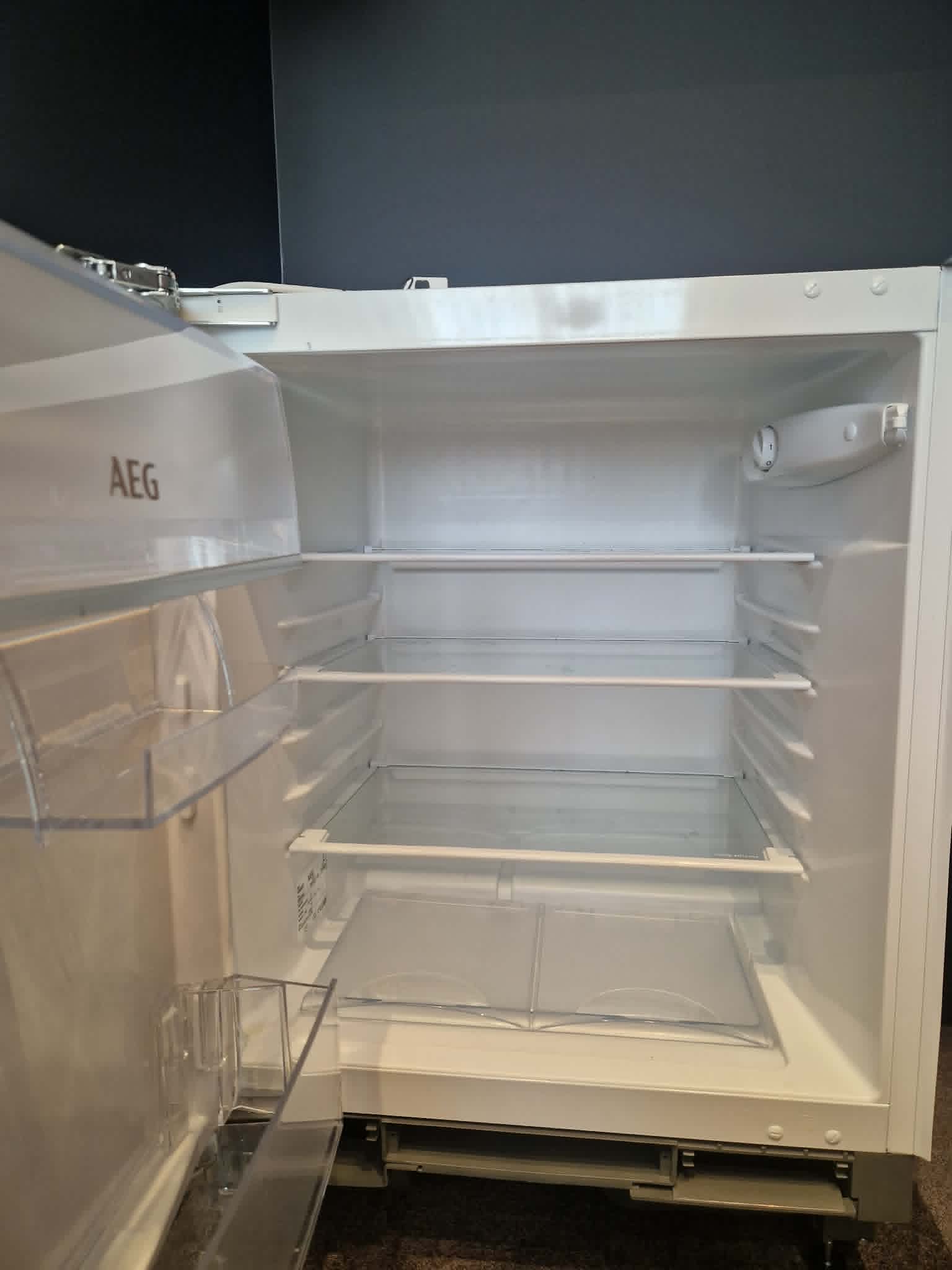 AEG kæliskápur til innbyggingar, 134L - Sem nýr 3