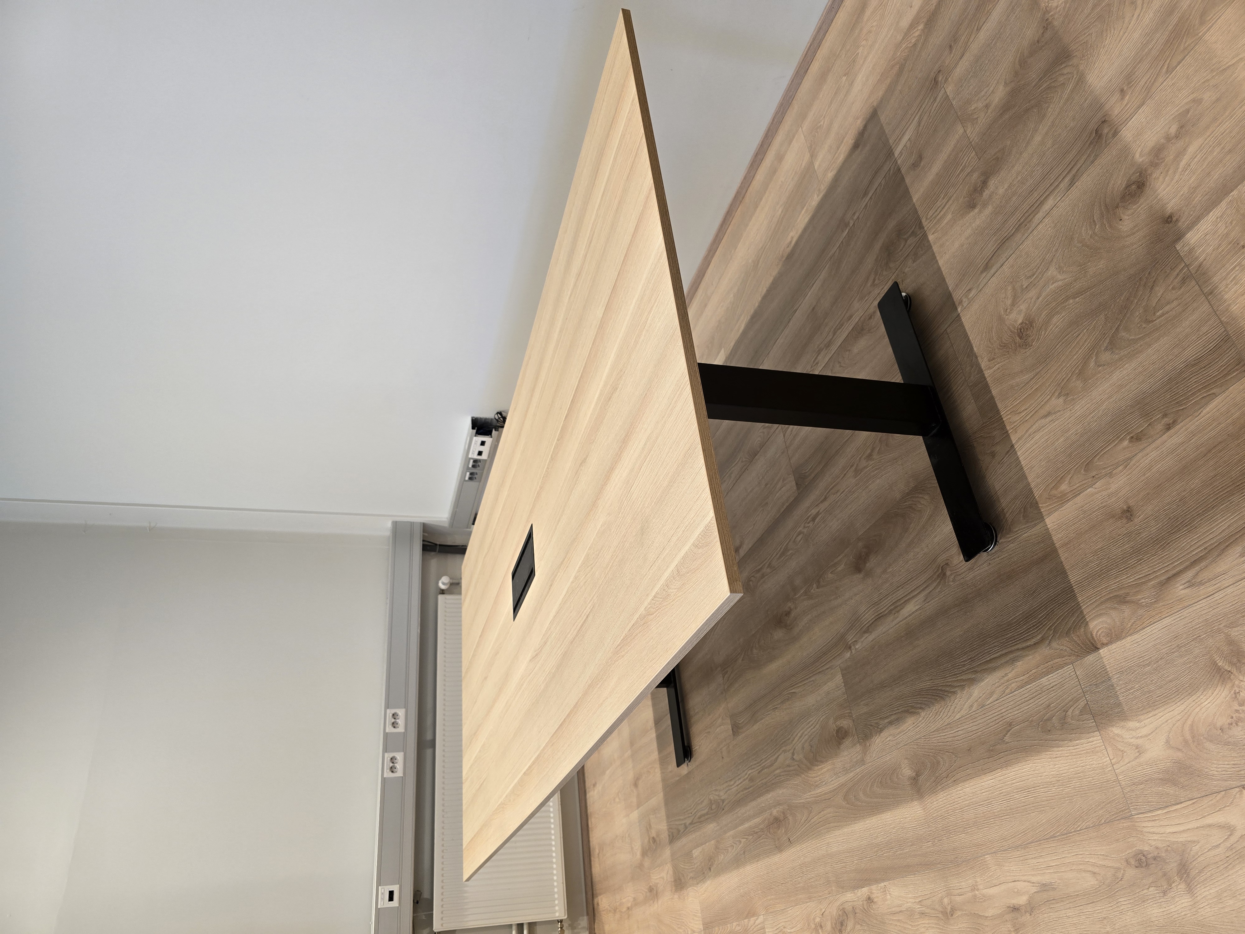 SELT / SOLD Götessons fundarborð með tenglaboxi frá Pennanum, L240xB120sm.