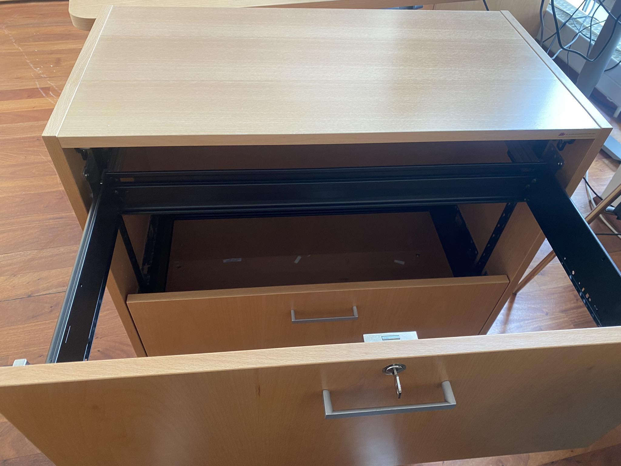 SELT / SOLD Skenkur með skjalaskúffu á hjólum 2