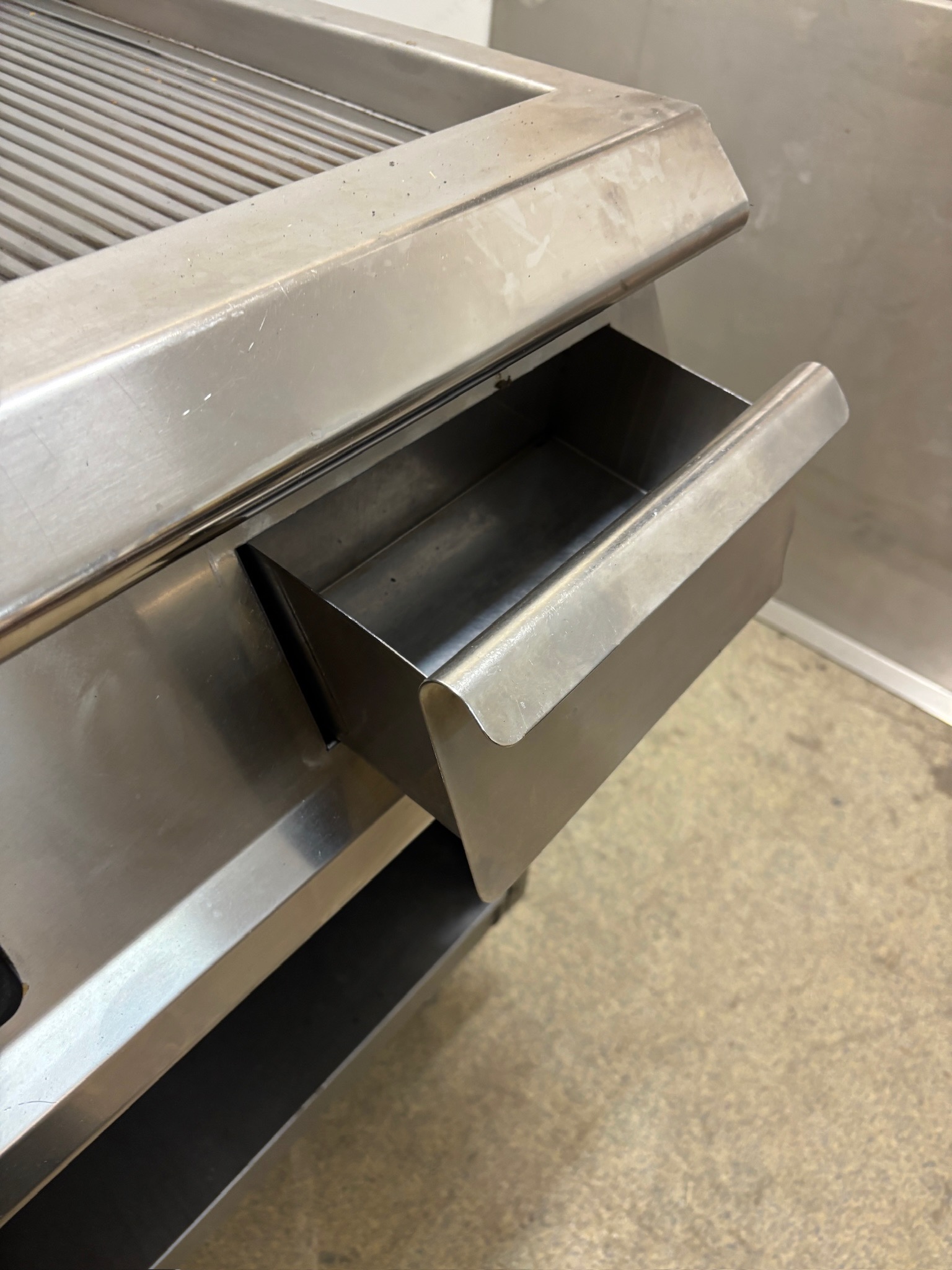 SELT / SOLD Grillvapor Olis grillpanna og undirborðB60 x D73 x H91 sm. 6