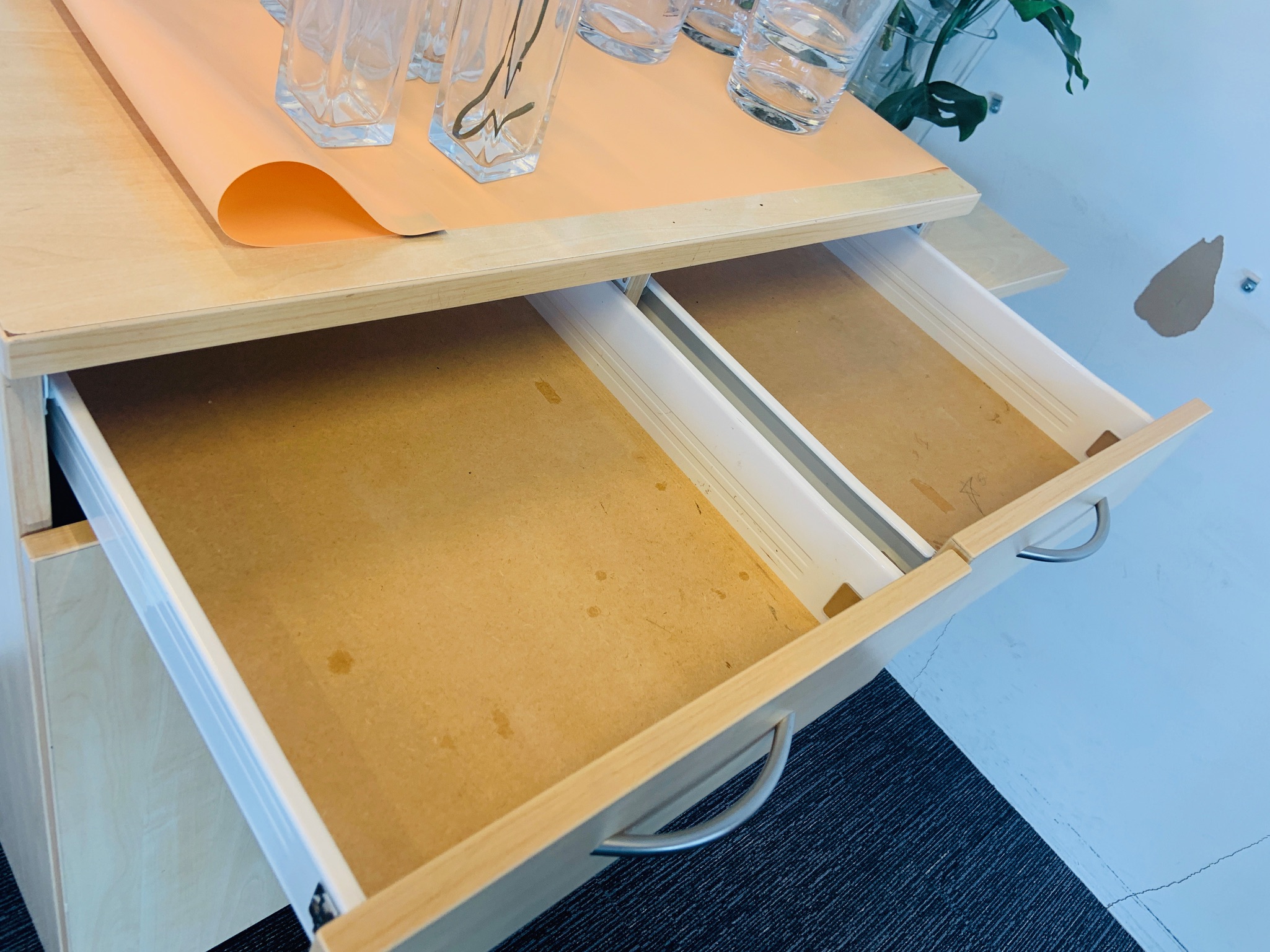 SELT / SOLD Fráleggsborð og skápur 10