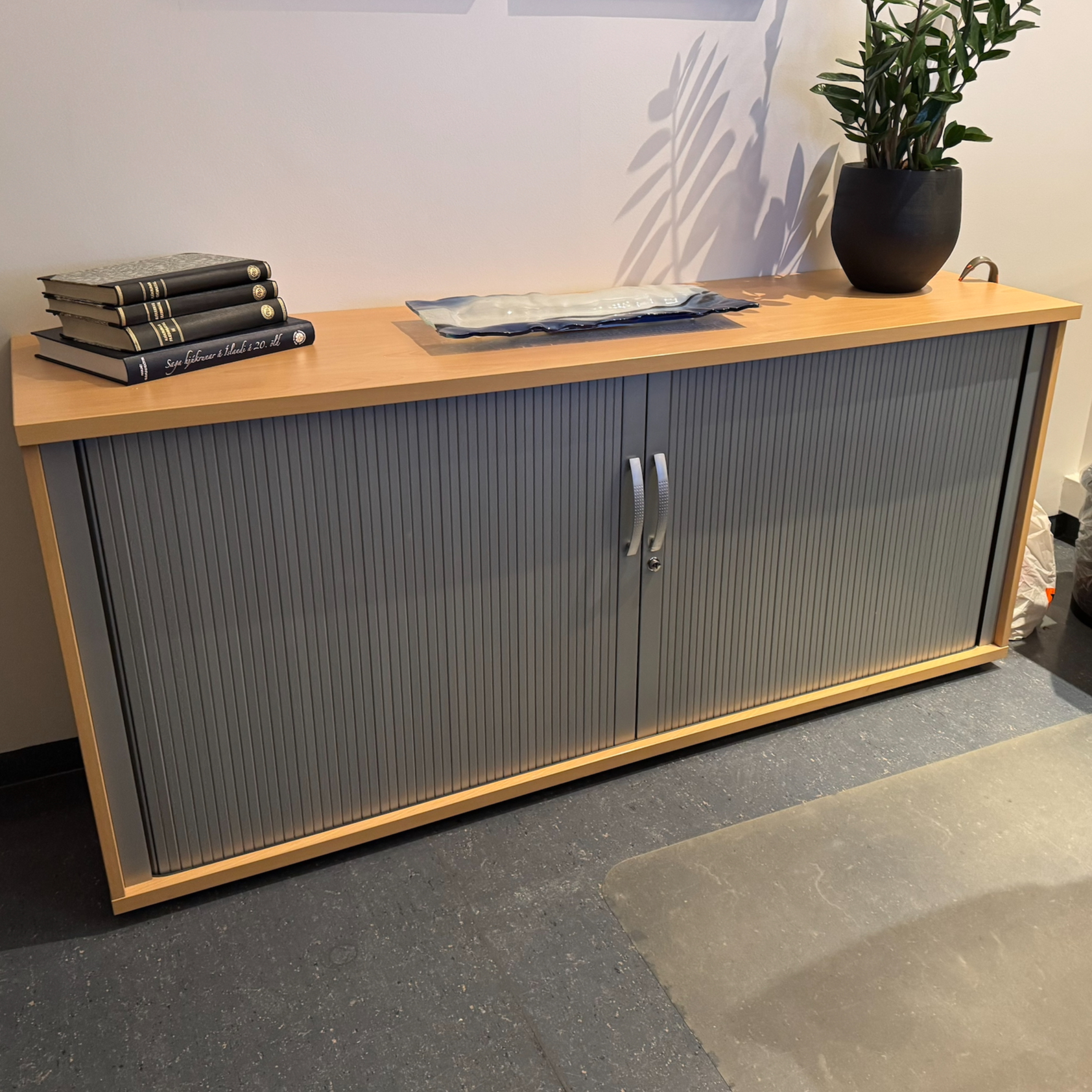 SELT / SOLD Skrifstofuskápur frá EG skrifstofuhúsgögn, B160xD43xH72 sm.