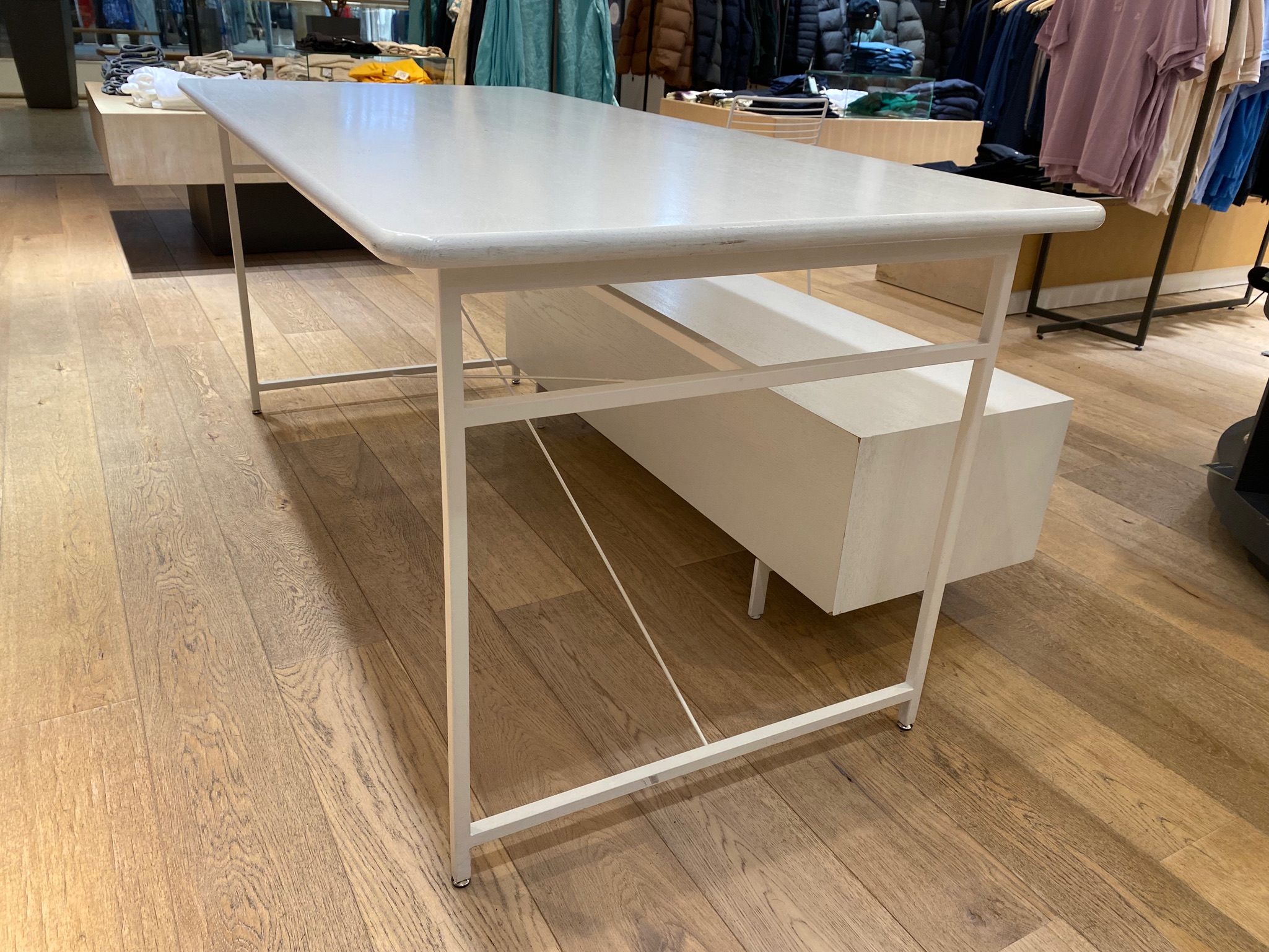SELT / SOLD Stílhreint verslunarborð hvítt - B188 x D88 sm.
