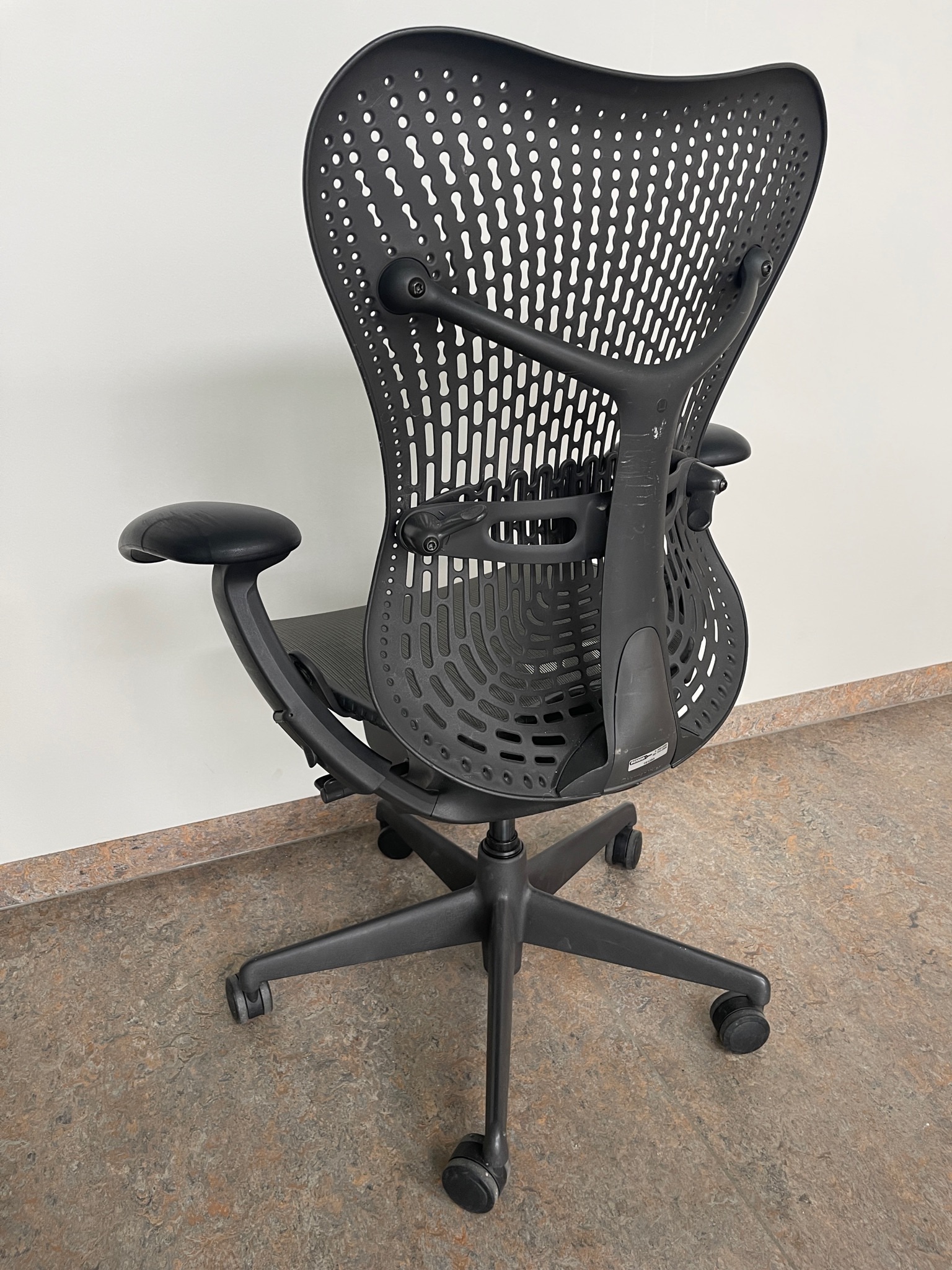 SELT / SOLD Herman Miller (Mirra) 3