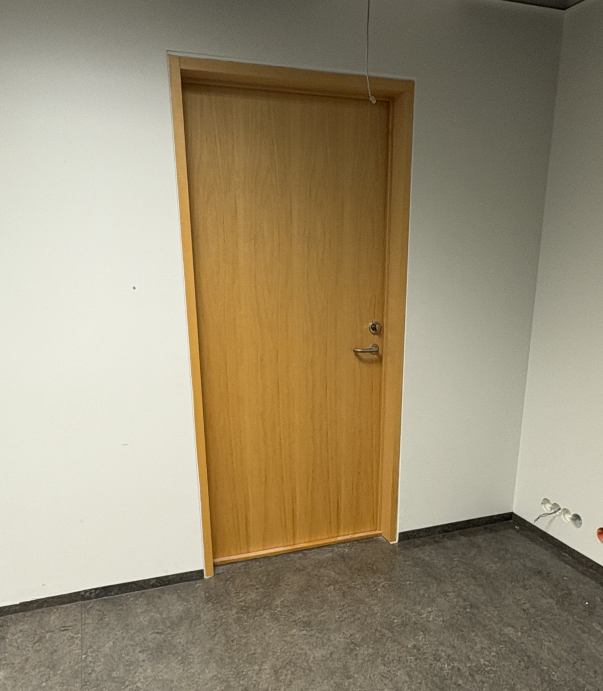 SELT / SOLD Viðarhurð / hljóðvistarhurð í ramma með læsingu - pnr. 200. 2