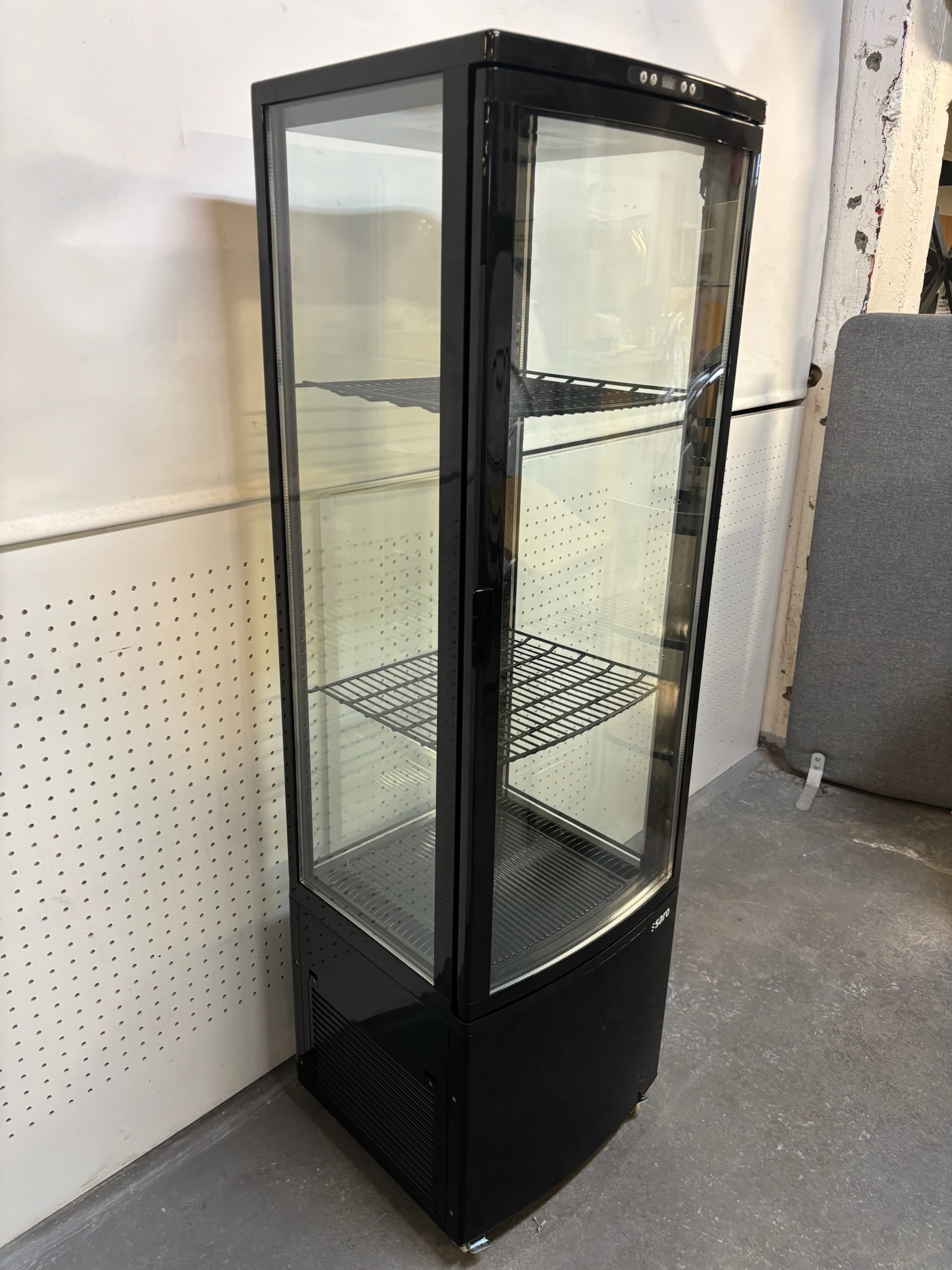 SELT / SOLD Saro glerkælir 2