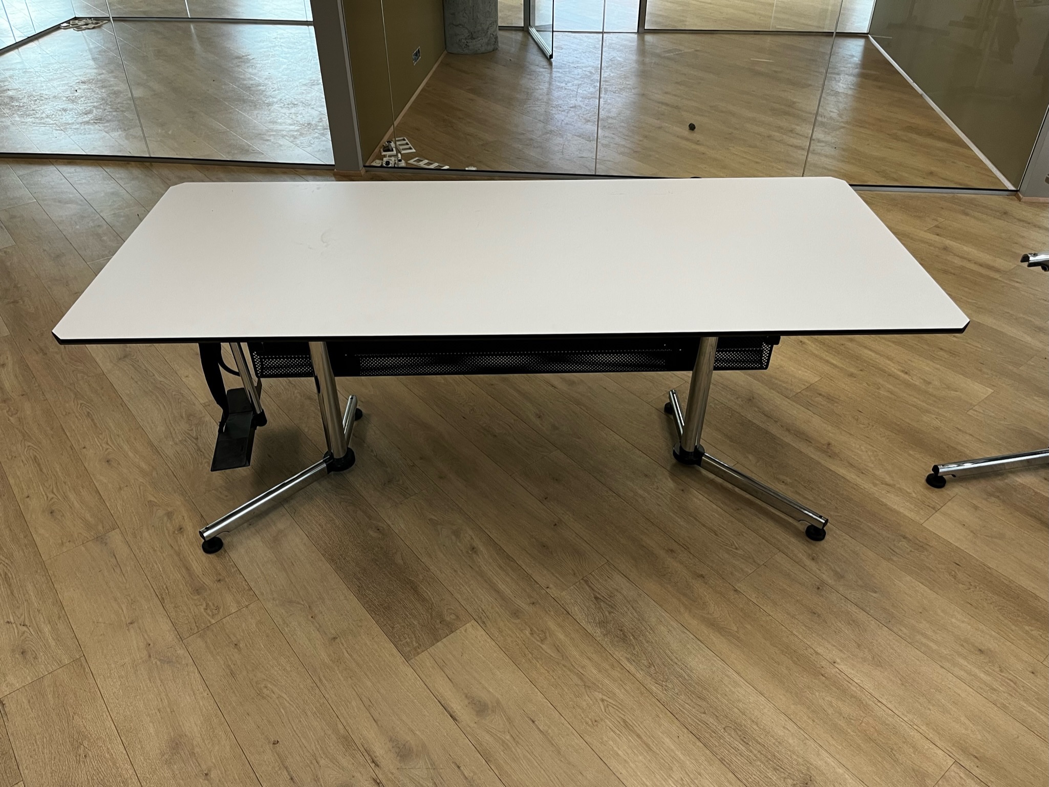 SELT / SOLD USM Kitos skrifborð, hvít, B175 x D75 sm. 3