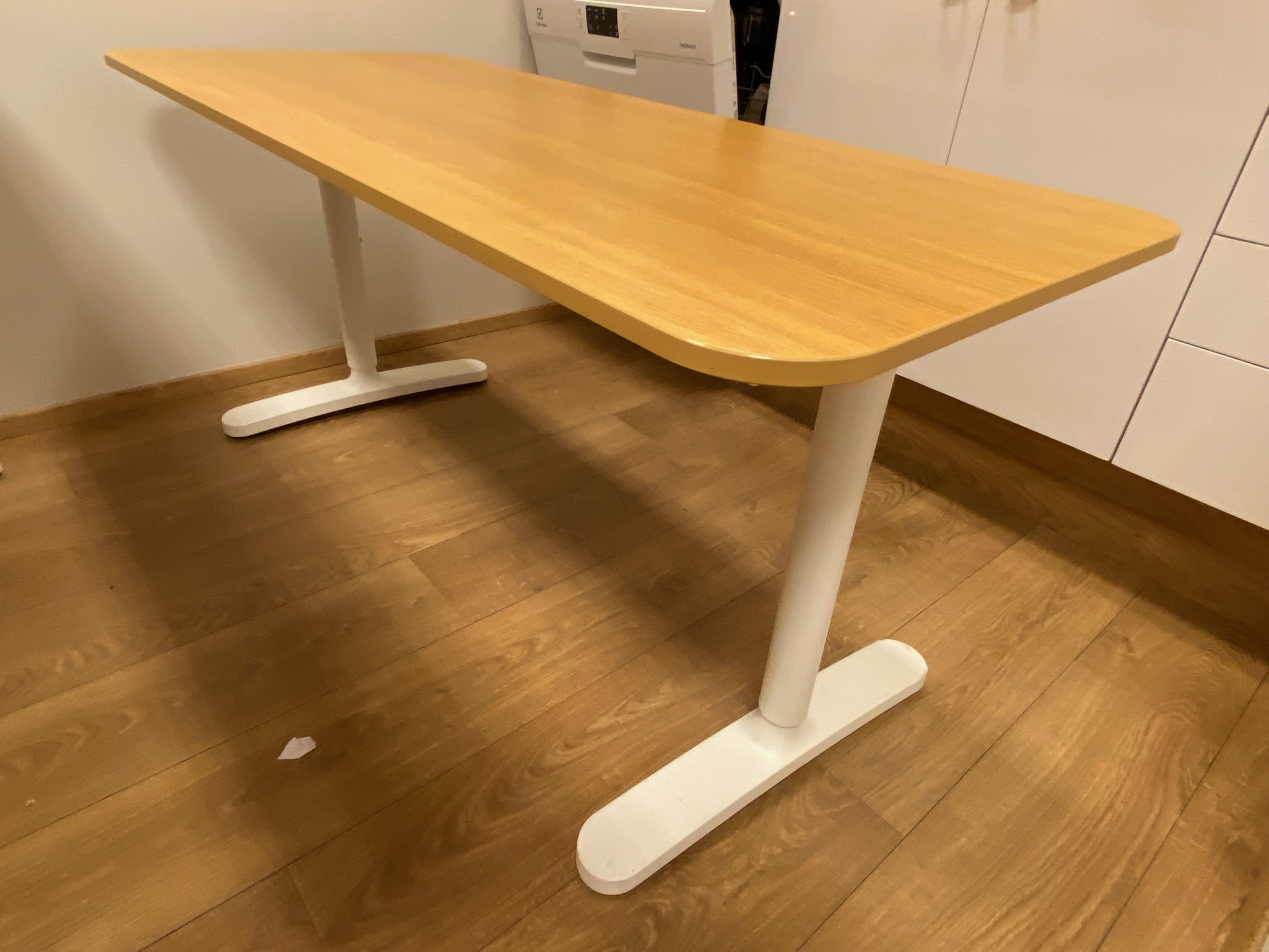 SELT / SOLD IKEA skrifborð 140sm. x 60sm.